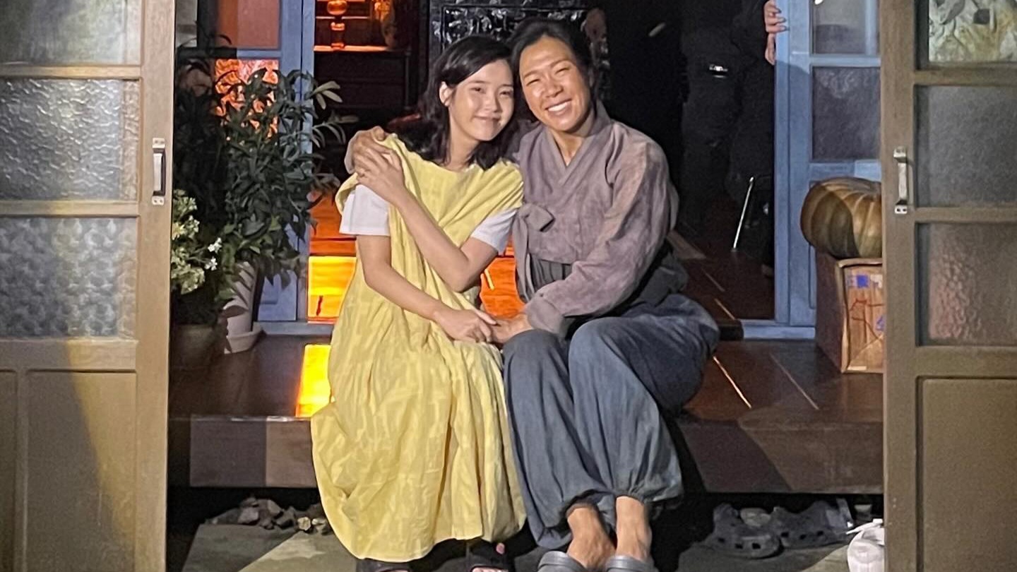 IU（左）主演《苦盡柑來遇見你》獲得百想藝術大賞提名女主角，可惜未得獎。同劇演員廉惠蘭抱走最佳女配角獎。（翻攝IU IG）