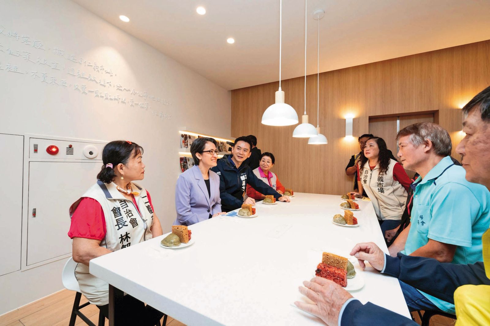 蕭美琴（左2）到竹北參訪市長鄭朝方（左3）的政績&mdash;竹北仁義市場改建。（翻攝總統府flickr）