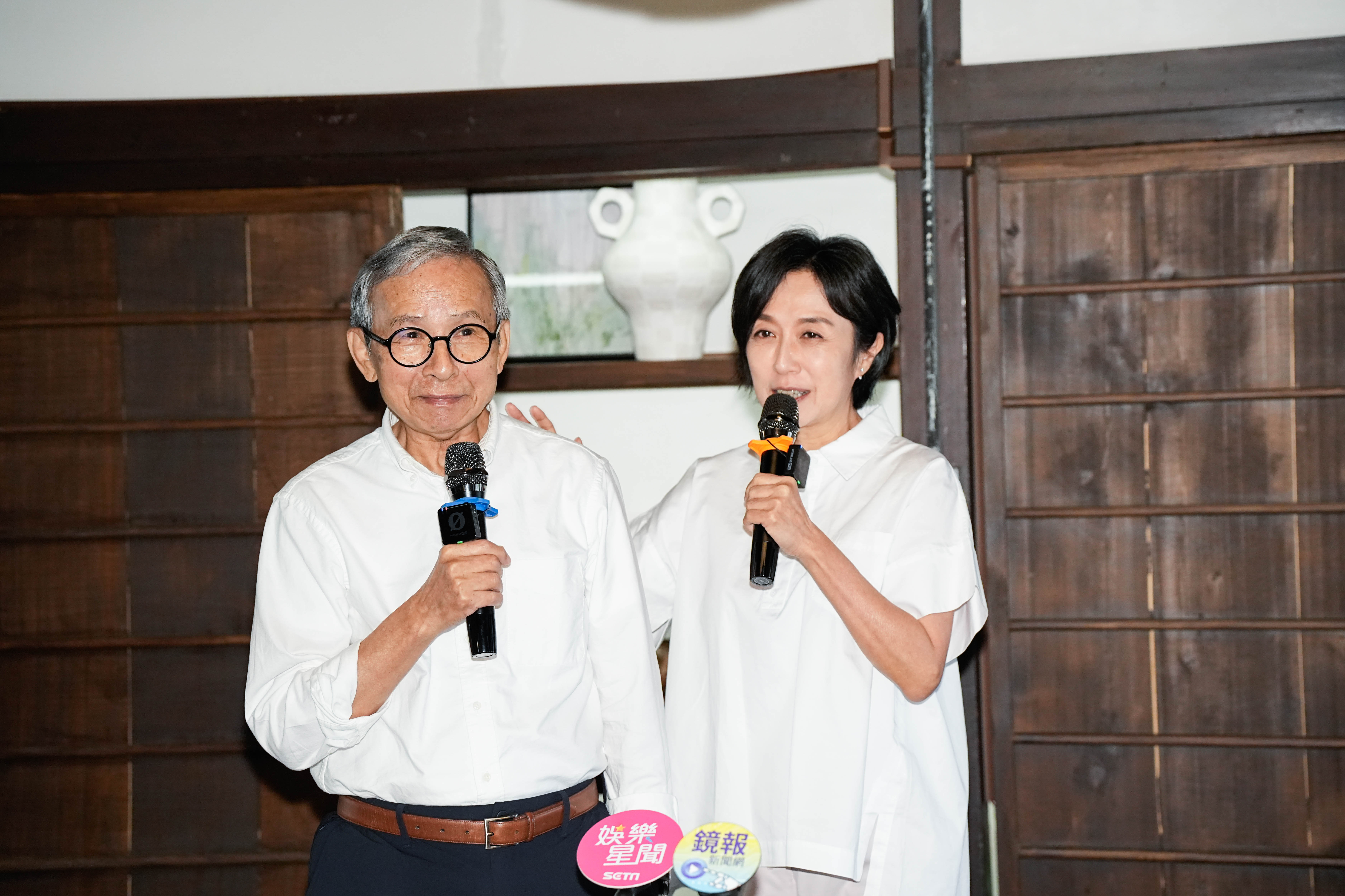 黃韻玲接任綠光創藝董事總經理，吳念真代表歡迎。
