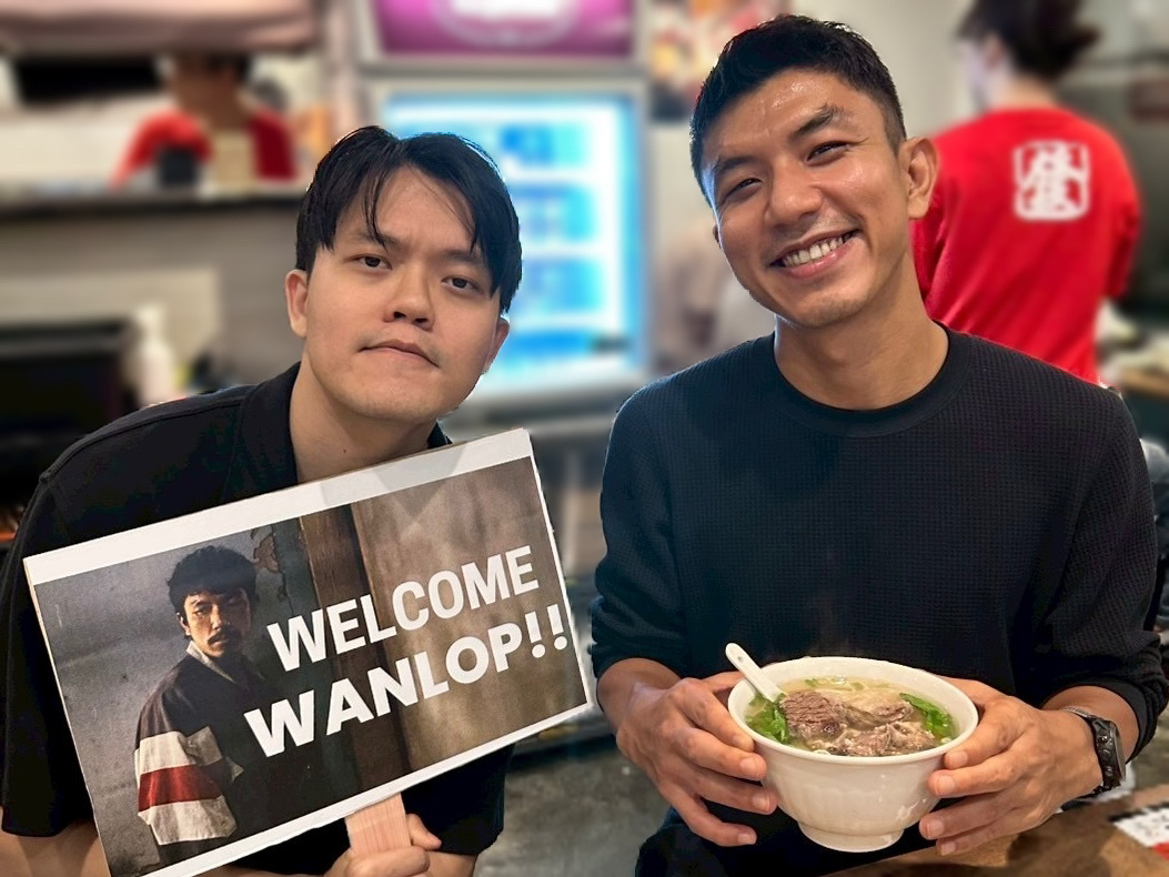 《白衣蒼狗》導演曾威量（左）開心迎接演員萬洛·隆甘迦（右）。（牽猴子提供）