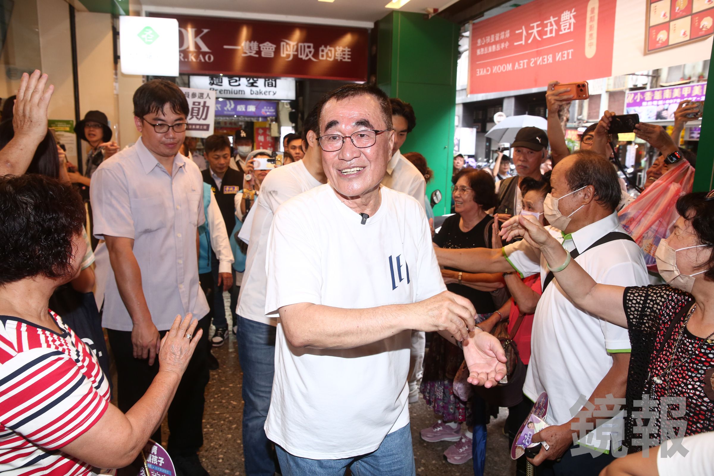 記者提到大巨蛋的老鼠問題,問李四川未來要如何解決雙北鼠患,李四川僅答:「會由遠雄來處理」。(鏡報李鍾泉)