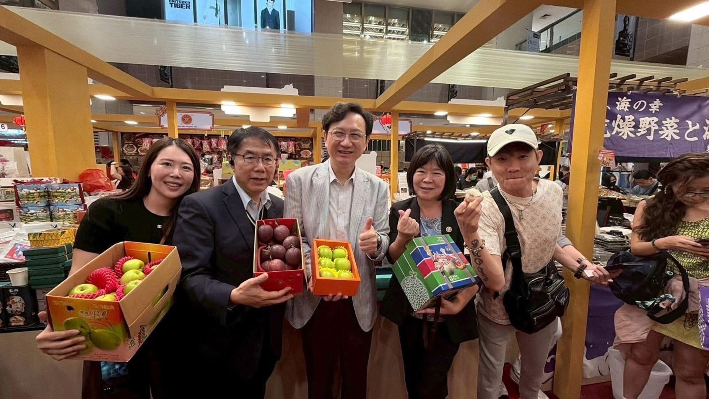 台南蜜棗在新加坡創下連續四週、每週銷售800公斤佳績。(翻攝童振源臉書)
