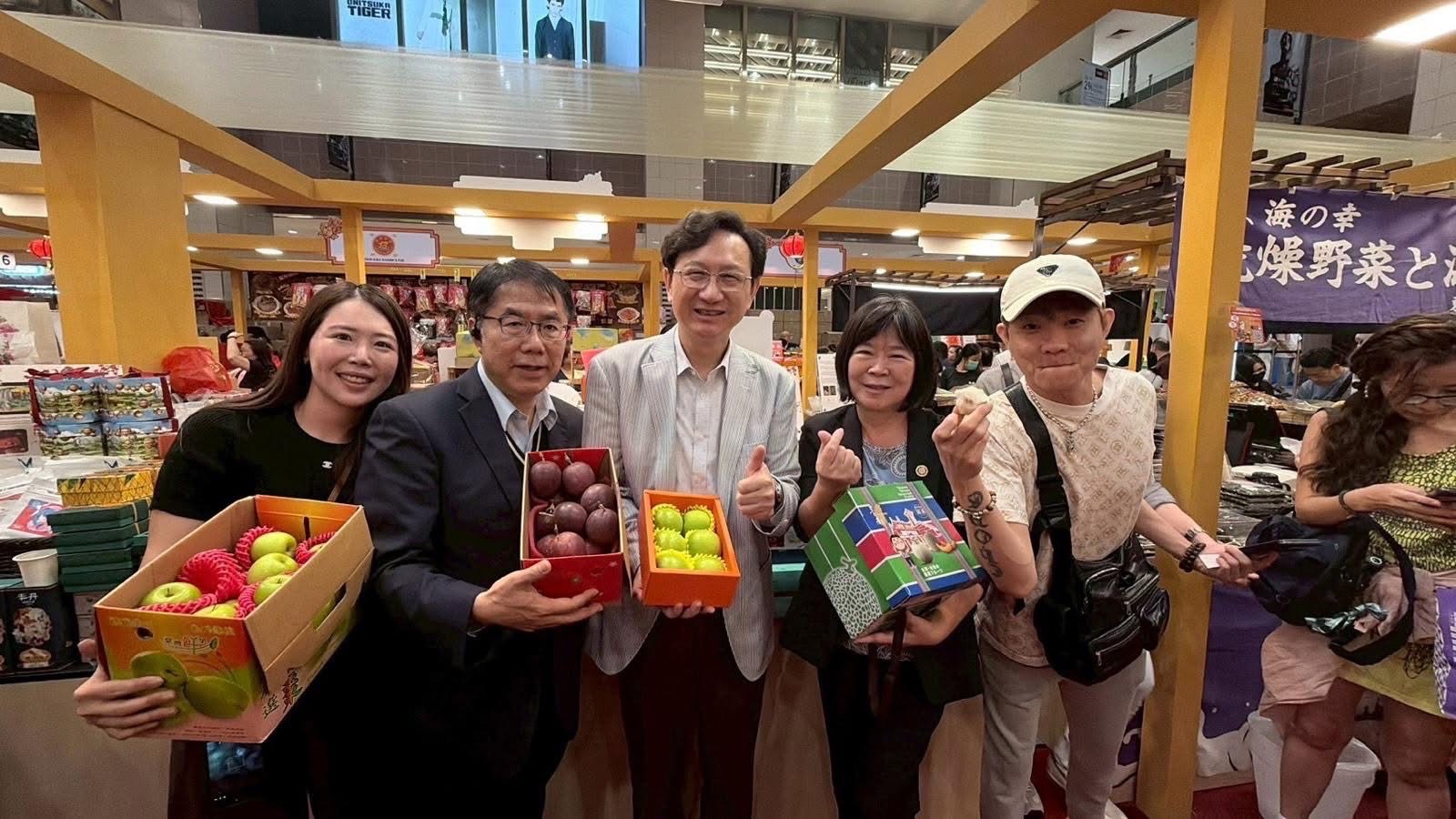 台南蜜棗在新加坡創下連續四週、每週銷售800公斤佳績。（翻攝童振源臉書）