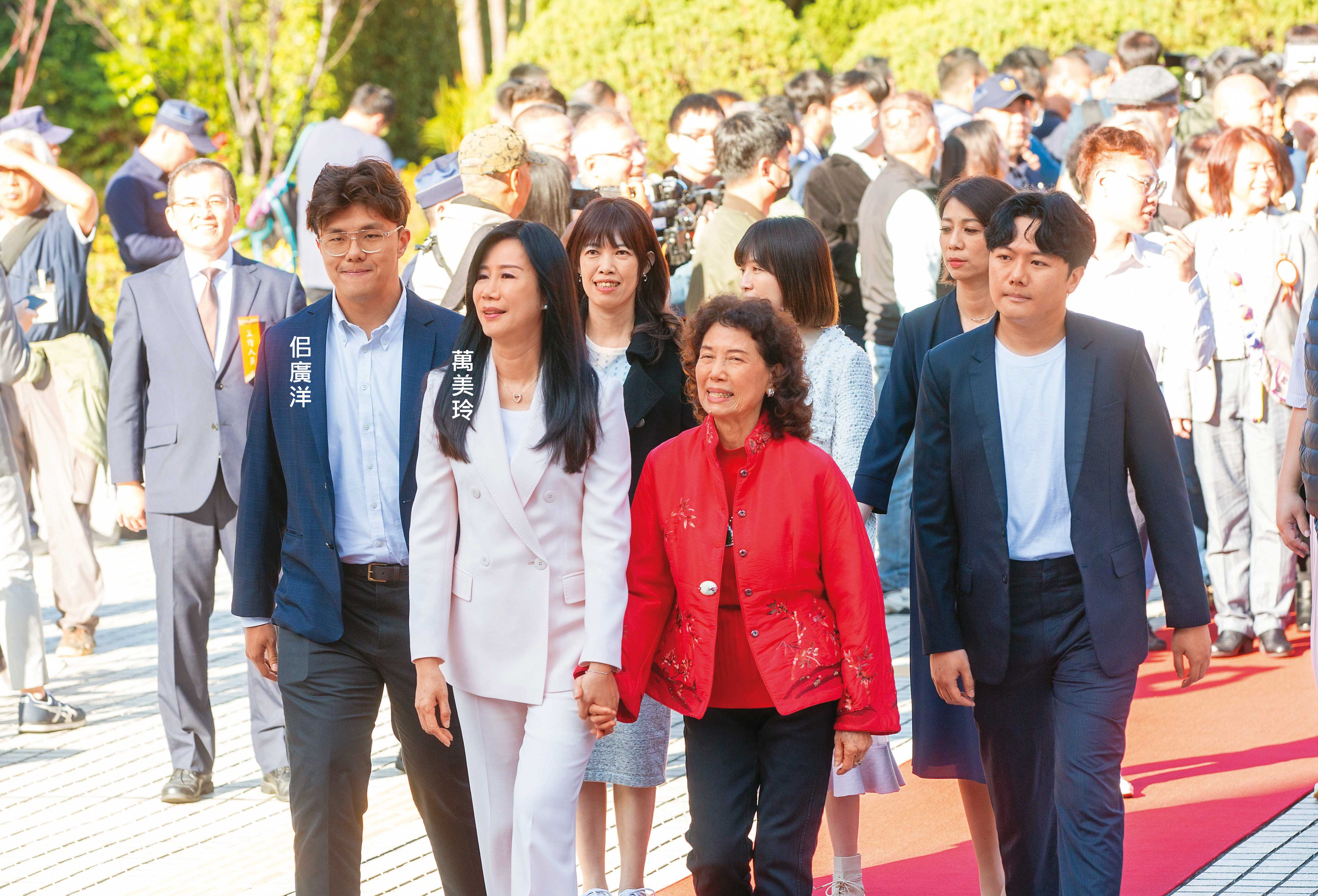 萬美玲2024年連任立委成功,就職報到當天,兒子佀廣洋陪同出席走紅毯。