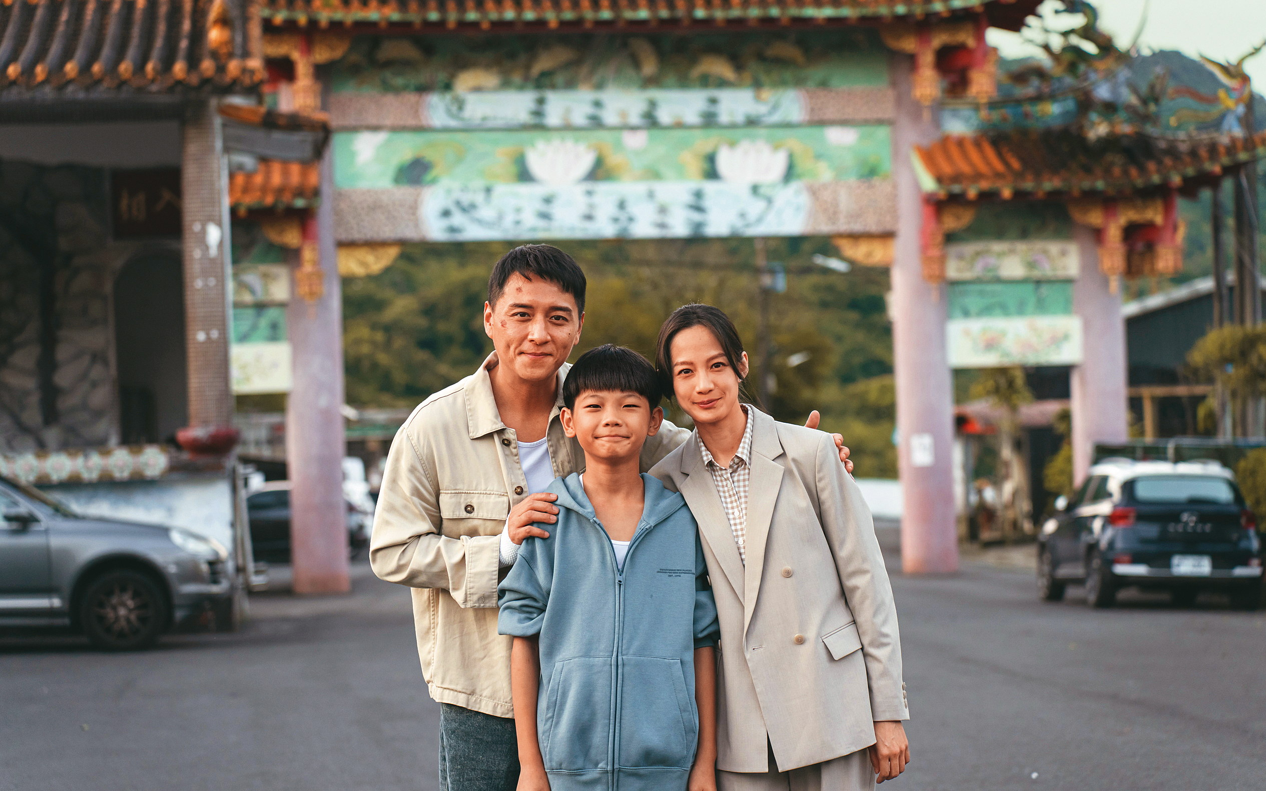 〈豬人〉以人與動物交換靈魂為題材， 鄭人碩（左起）、洪君昊與簡嫚書飾演家人。（LINE台灣提供）