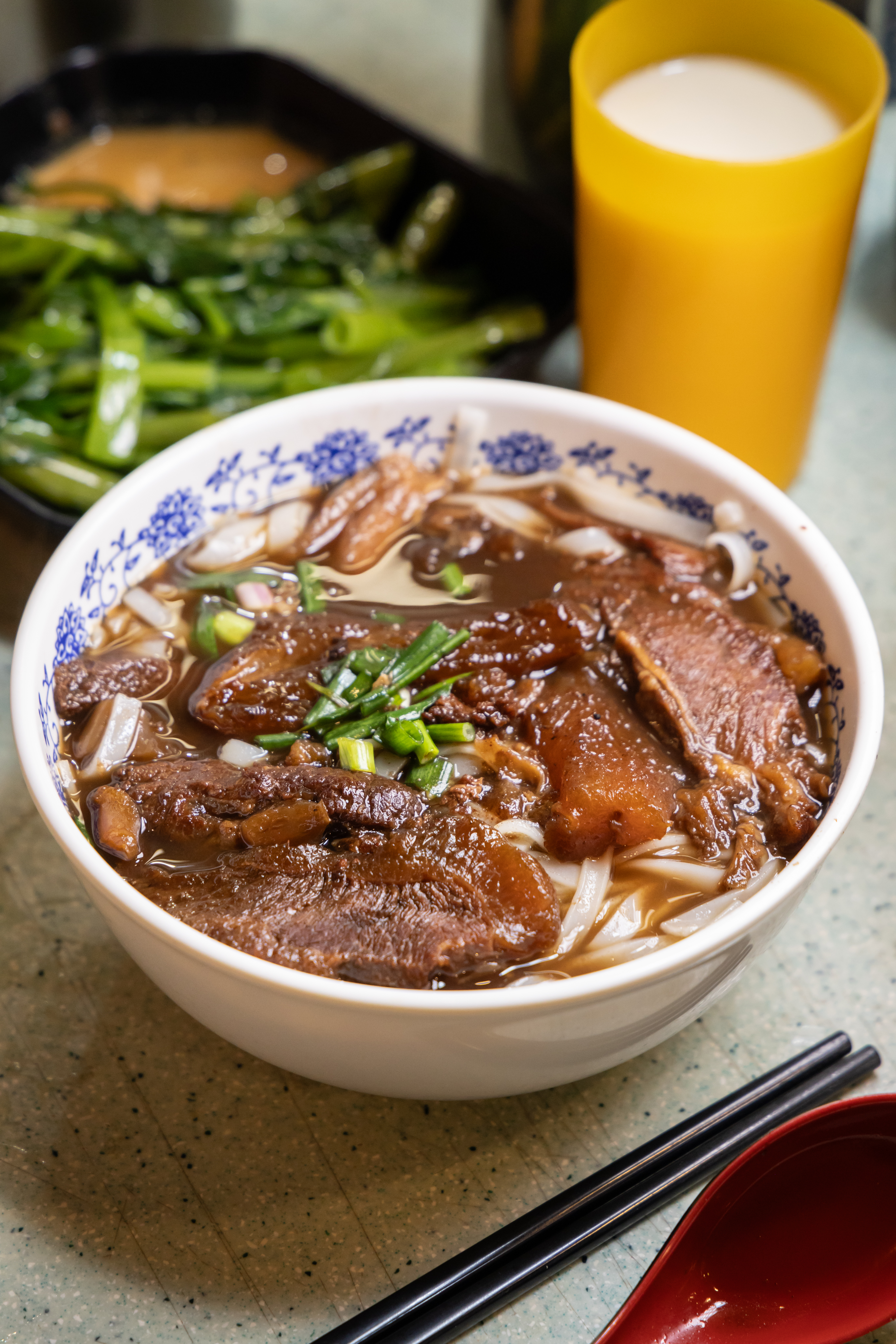 「雙拼粉麵」選了牛腩與牛筋，牛筋燉得超軟嫩，膠質滿滿。（港幣28元／單拼、港幣34元／雙拼、港幣40元／三拼）