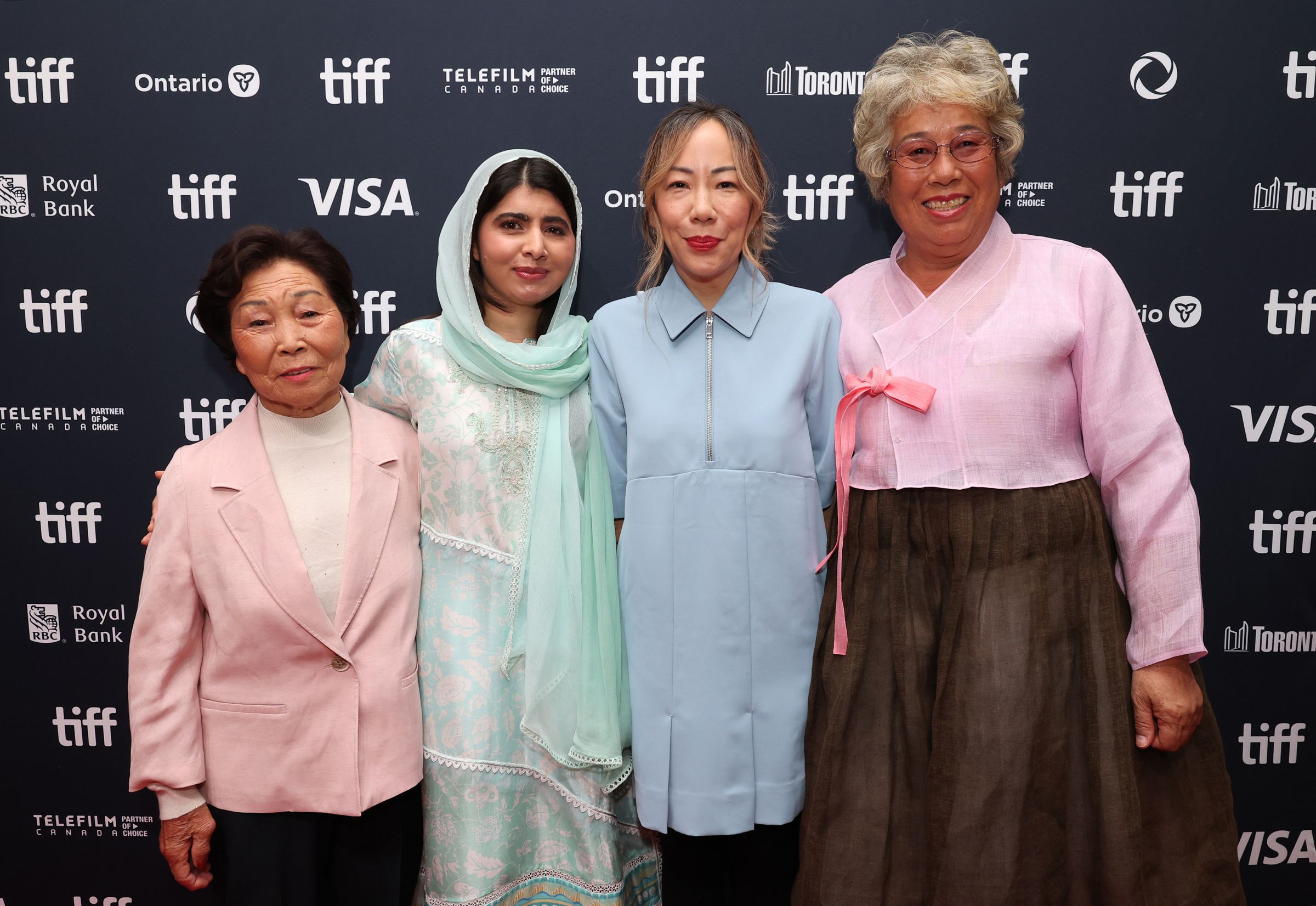 導演金蘇(左二)、製片馬拉拉(右二),與紀錄片《最後的海女》兩位海女奶奶,一起出席多倫多影展的首映。(Apple TV+提供)