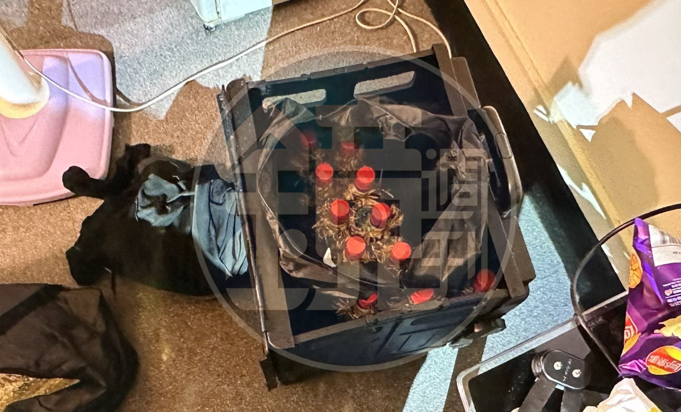 張文在台北的落腳處還藏有15支汽油彈、9把刀，除了證實是預謀犯案，更可怕的是，他甚至原本打算返回住處繼續犯案。（翻攝畫面）