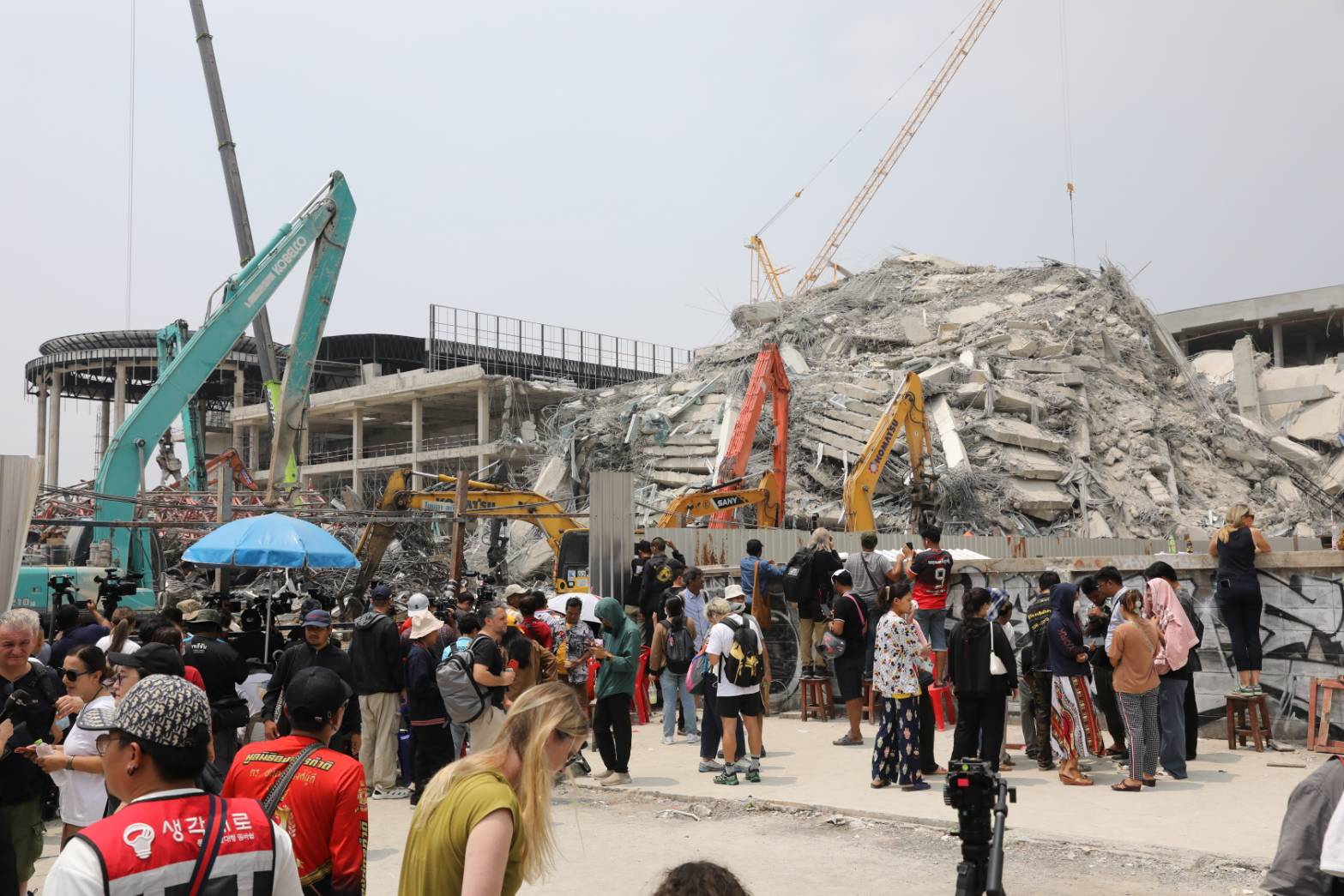 曼谷洽圖洽區的審計大樓在強震中倒塌，當地政府警消積極搶救並調查事故發生的主要原因。