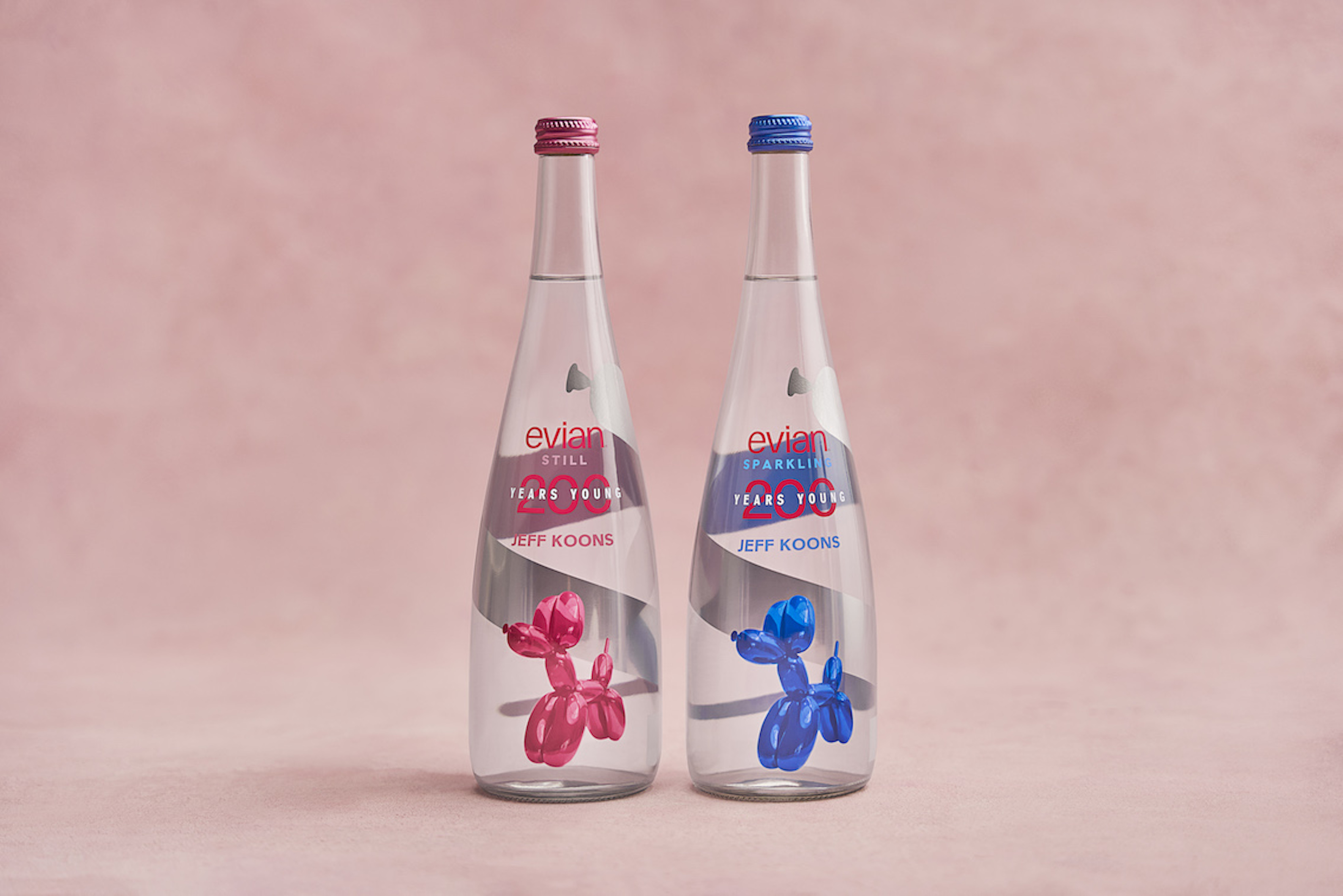 evian攜手傑夫昆斯Jeff Koons設計「氣球狗」限定玻璃瓶身，有「天然礦泉水」限定粉紅色與「氣泡礦泉水」限定藍色兩款，目前預計5月中旬才能運到台灣。（evian提供）