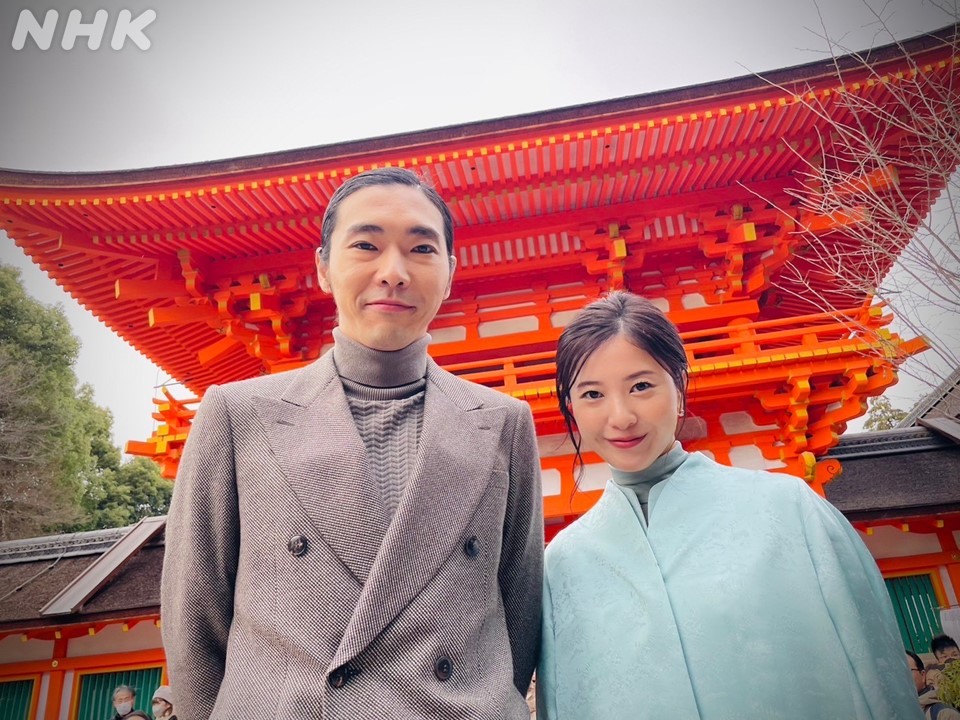 柄本佑(左)飾演影響紫式部至深的藤原道長,和極高由里子有許多對手戲。(翻攝自《致光之君》Twitter)