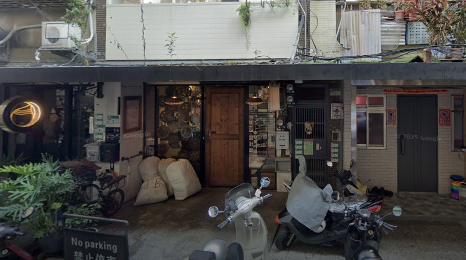 北市赤峰街知名咖啡店老闆偷拍女員工如廁被逮，店家也關閉營業。（翻攝Google Map）