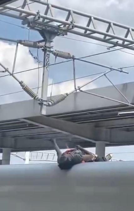 中國男觸電後昏厥。(翻攝網路)