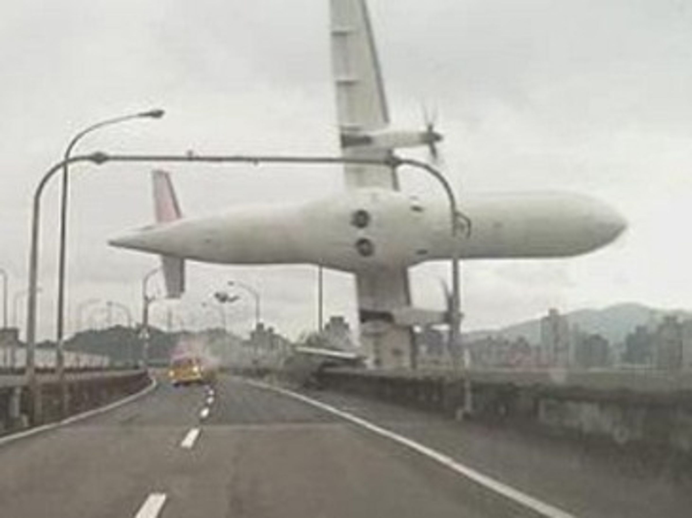 復興航空GE235班機空難今已11週年,釀43死15傷,至今仍震驚全台。(翻攝自維基百科)