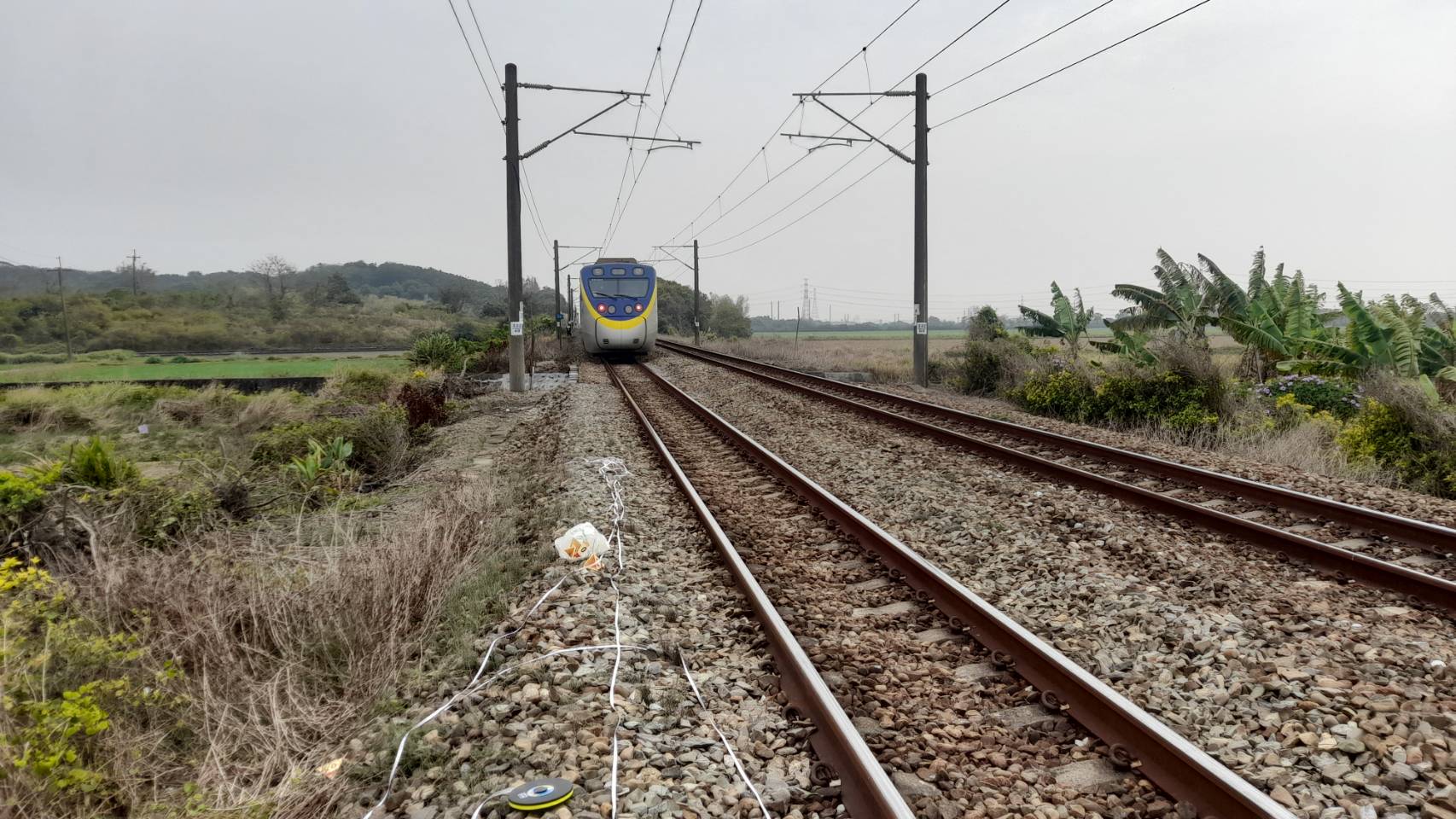 台鐵隆田到善化間水廠路平交道今傳出男子闖越平交道遭列車輾斃事故。（翻攝畫面）