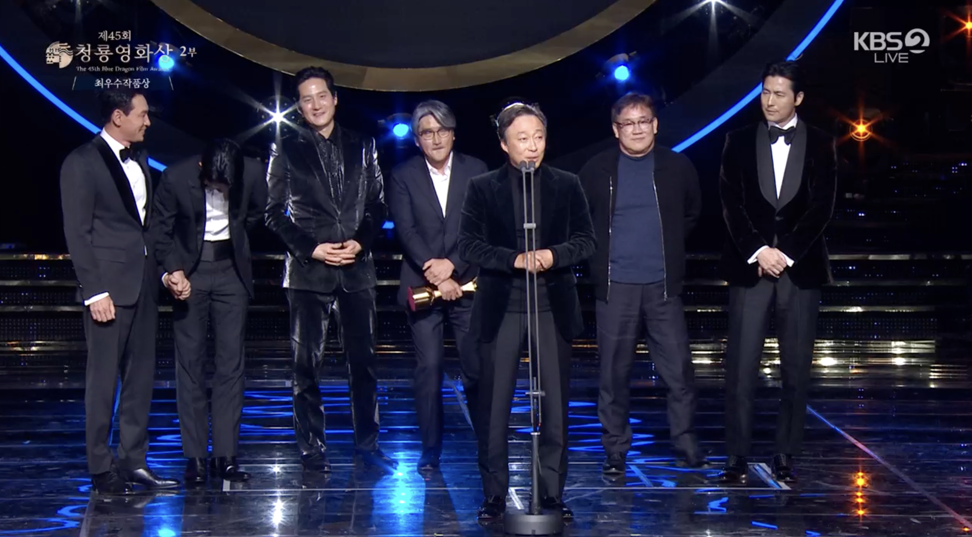 《首爾之春》拿走第45屆青龍電影獎最大獎「最佳劇情片」，製作方、導演與演員們輪番致詞，連丁海寅（左2）也被叫上台。（網路圖片）