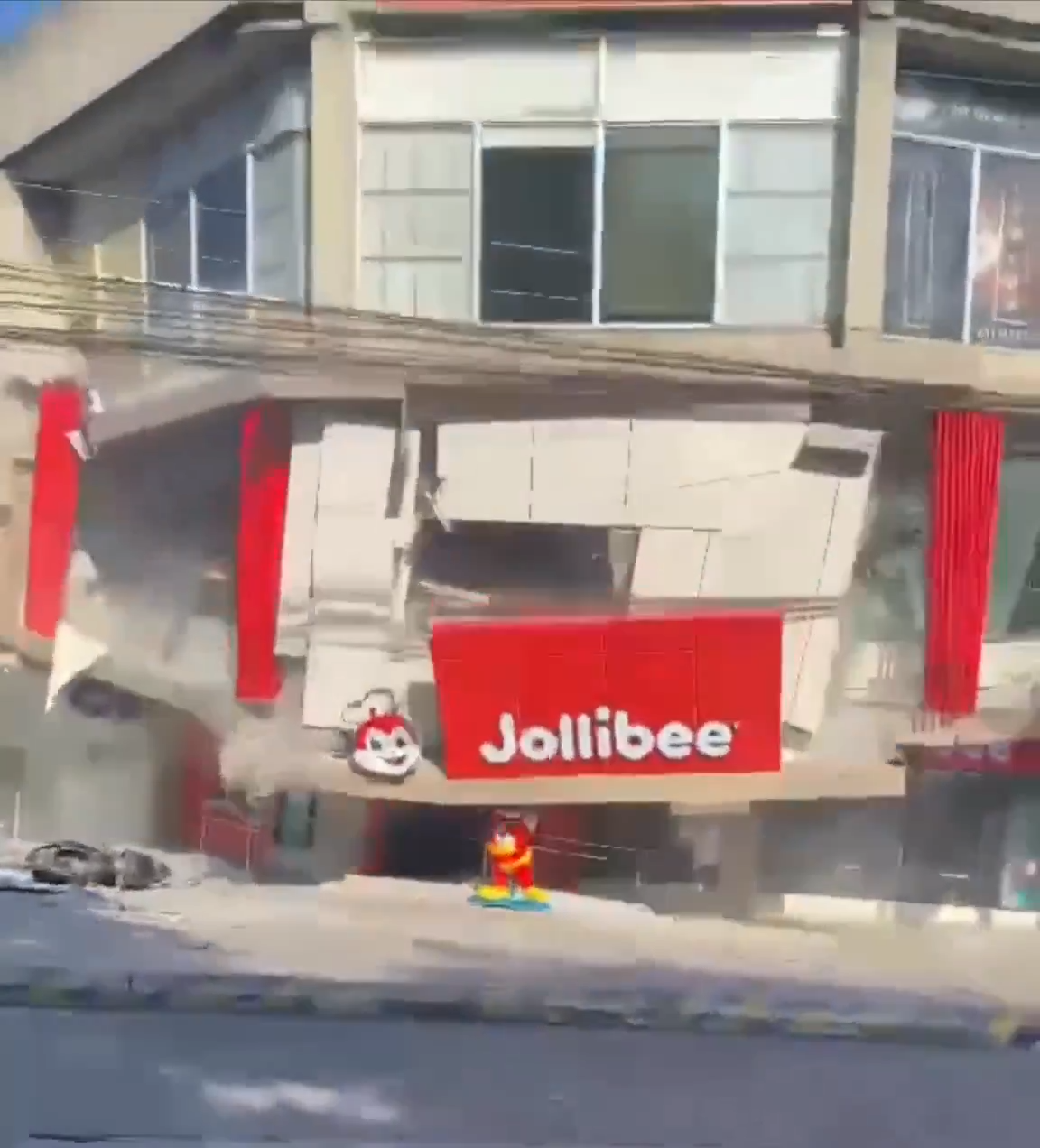 當地一間Jollibee餐廳坍塌,現場揚起大量粉塵。(翻攝X@AZ_Intel_)