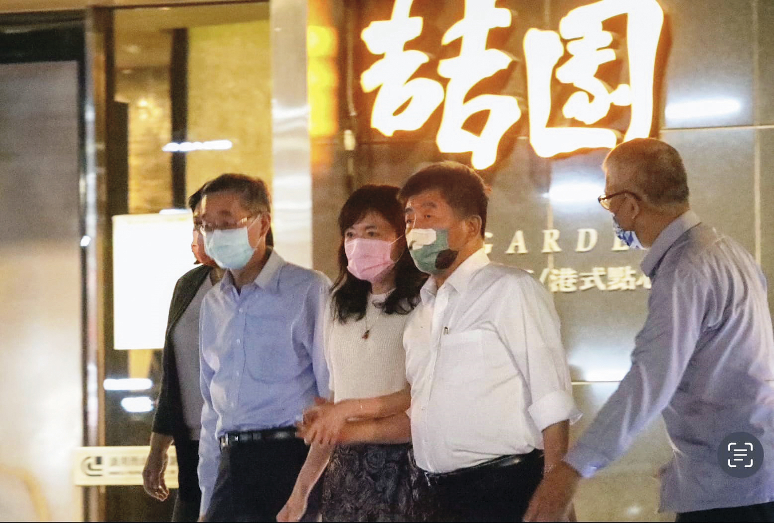 黃國昌狗仔隊長期跟監府院黨高層，時任台北市長候選人陳時中與醫生夫婦等友人聚餐也遭偷拍。（翻攝徐巧芯臉書）
