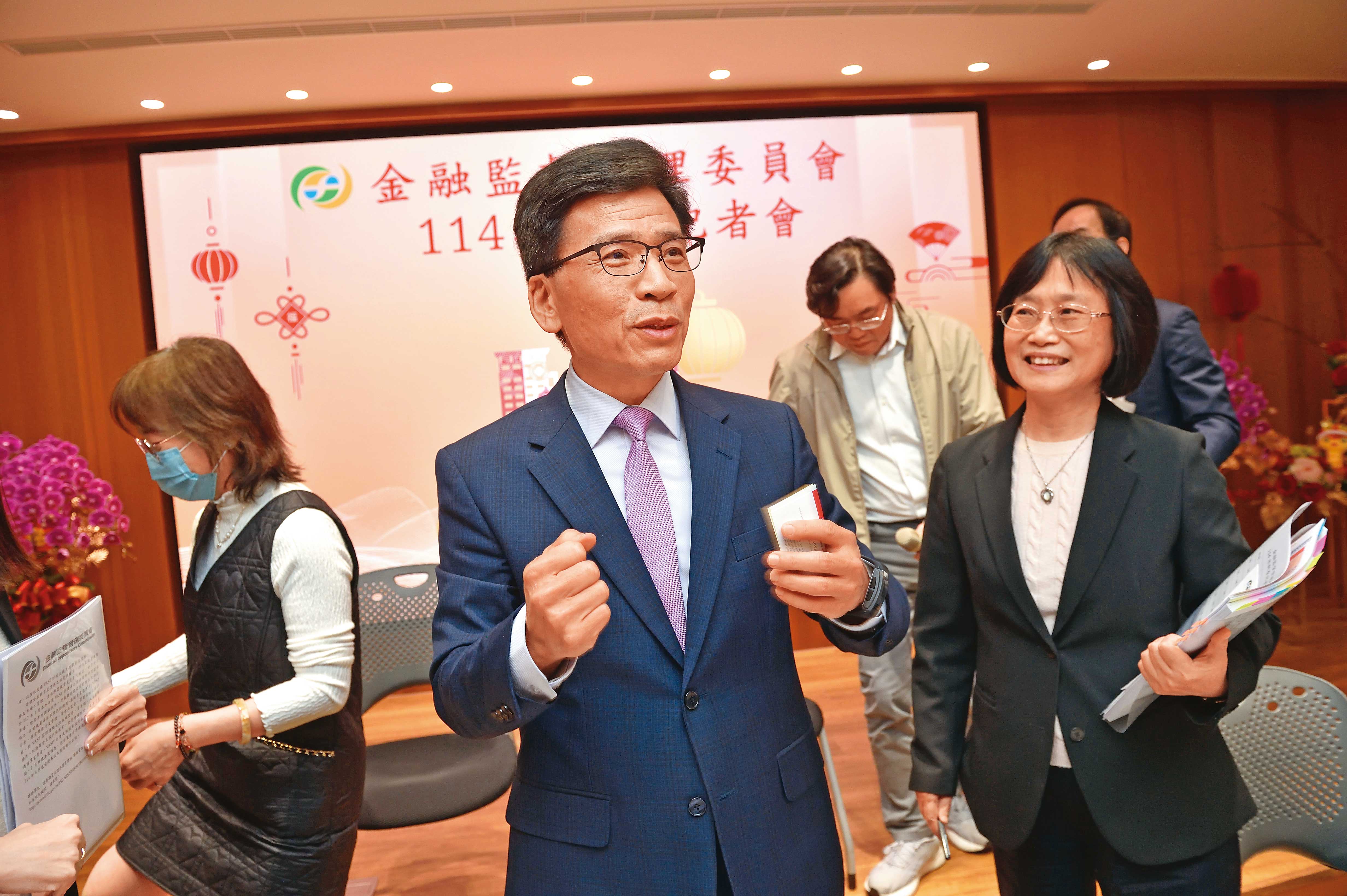 金管會公布完成洗錢防治登記的虛擬資產服務業者名單,推動產業升級。左為金管會主委彭金隆。