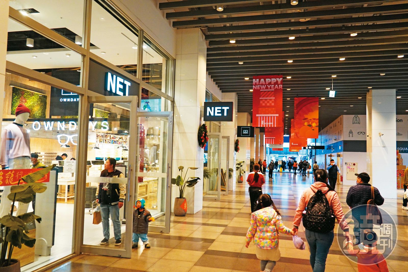 東岸廣場地面原僅1層，NET進駐增建為4層，並設立NET旗艦店