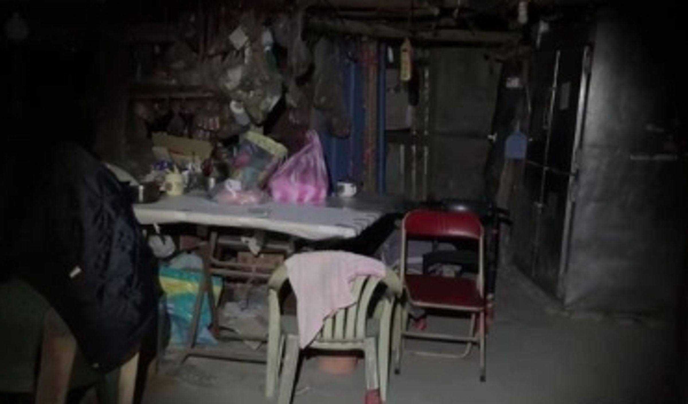 死者一家居住在簡易的竹構老屋,經濟狀況拮据,現場卻發現與債務說法不符的大量現金。(翻攝畫面)