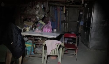 死者一家居住在簡易的竹構老屋，經濟狀況拮据，現場卻發現與債務說法不符的大量現金。（翻攝畫面）