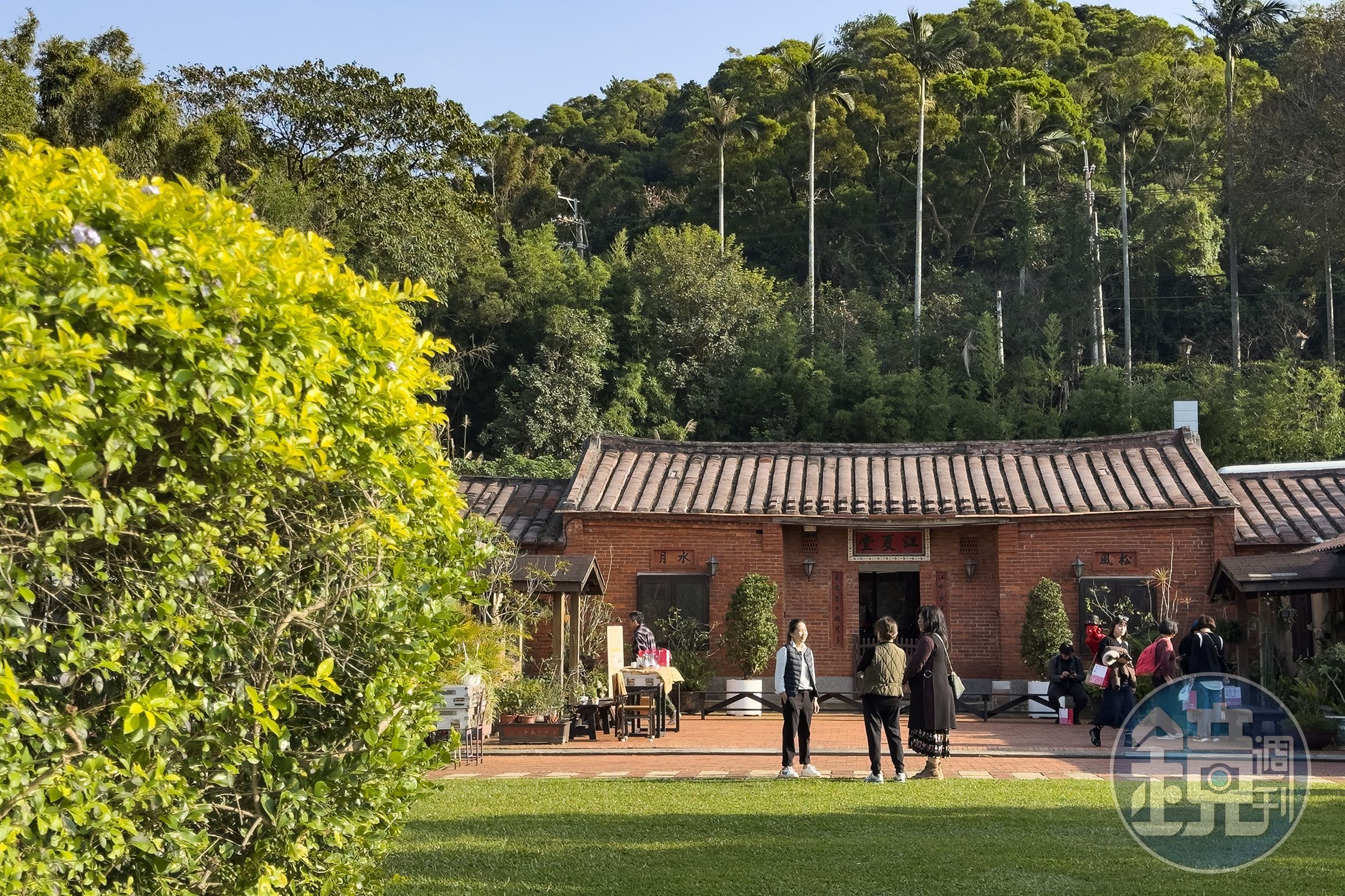 座落於楊梅田野間的八方園保留完整百年三合院結構，是當地具代表性的景觀餐廳。