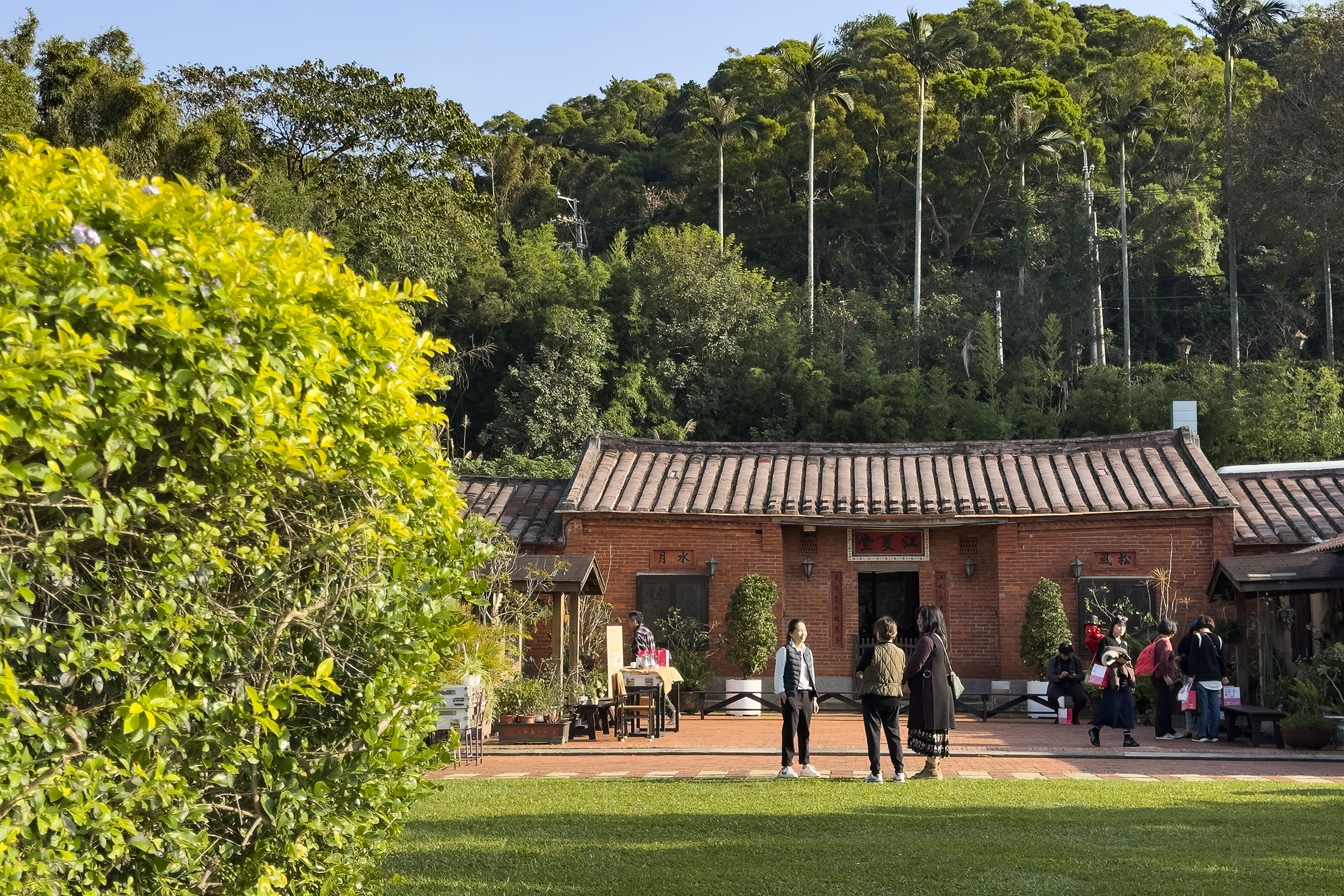 座落於楊梅田野間的八方園保留完整百年三合院結構，是當地具代表性的景觀餐廳。