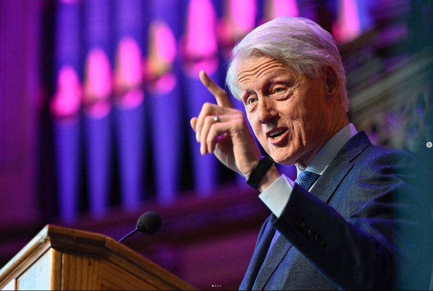 美國前總統柯林頓週一因發燒入院接受治療，經過醫療團隊的觀察和檢測後於週二出院。（翻攝IG clintonfoundation）