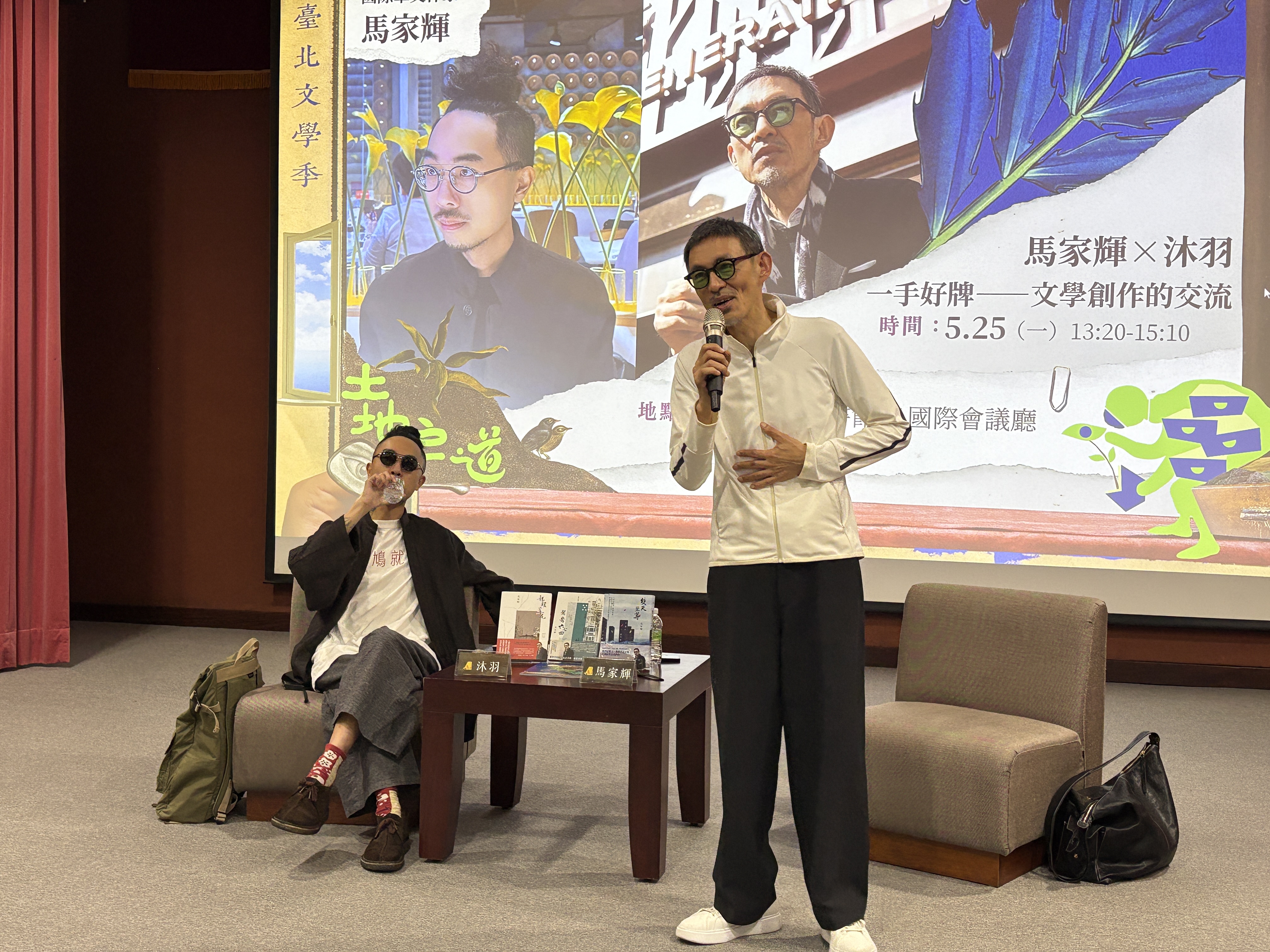 香港作家馬家輝（右）與沐羽（左）在台北文學季活動中與讀者交流。