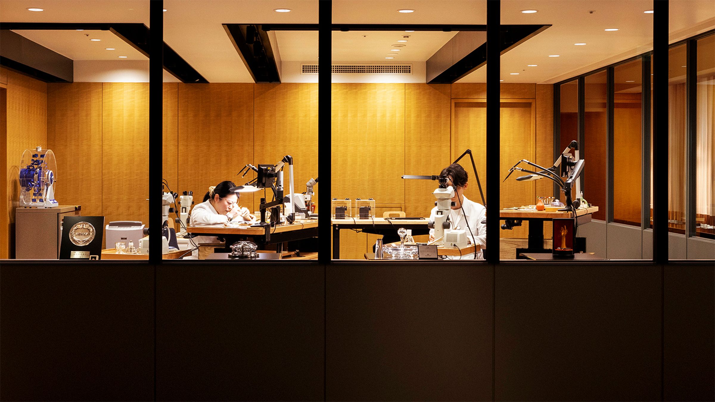 正式名稱為「匠藝工房・Atelier Ginza」的製錶工坊，位在東京銀座地標SEIKO HOUSE GINZA裡面，Kodo就是在這裡組裝完成的，由川內谷卓磨和平賀聰在內的三位製錶師主理，以一人負責一只的形式從頭到尾完成整個程序，不只是機芯，還包含指針、面盤、錶殼等外觀的組裝。