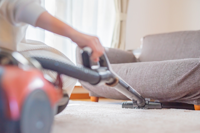 一名全職太太表示老公月賺30萬卻不給生活費，要靠自己爸爸每個月匯錢才能過活。（示意圖，photoAC）