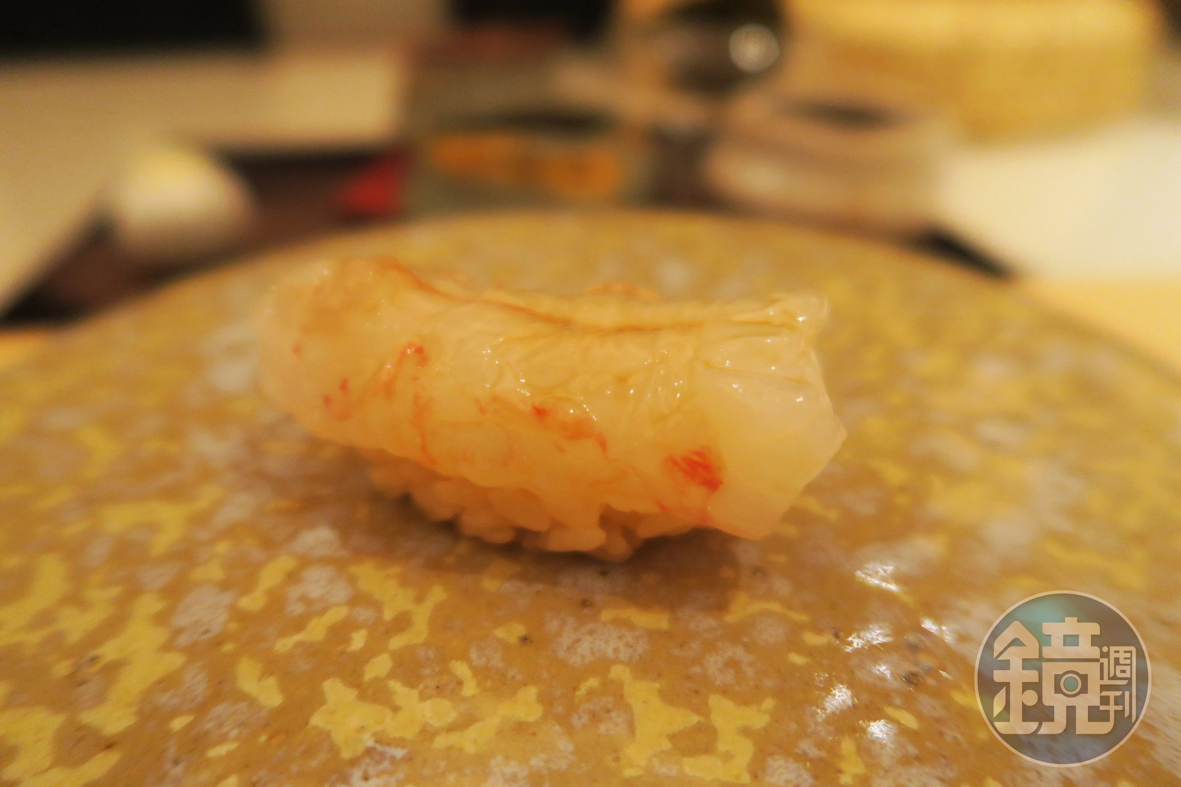 北海道的牡丹蝦尺寸超大，越嚼越甜，令人回味。