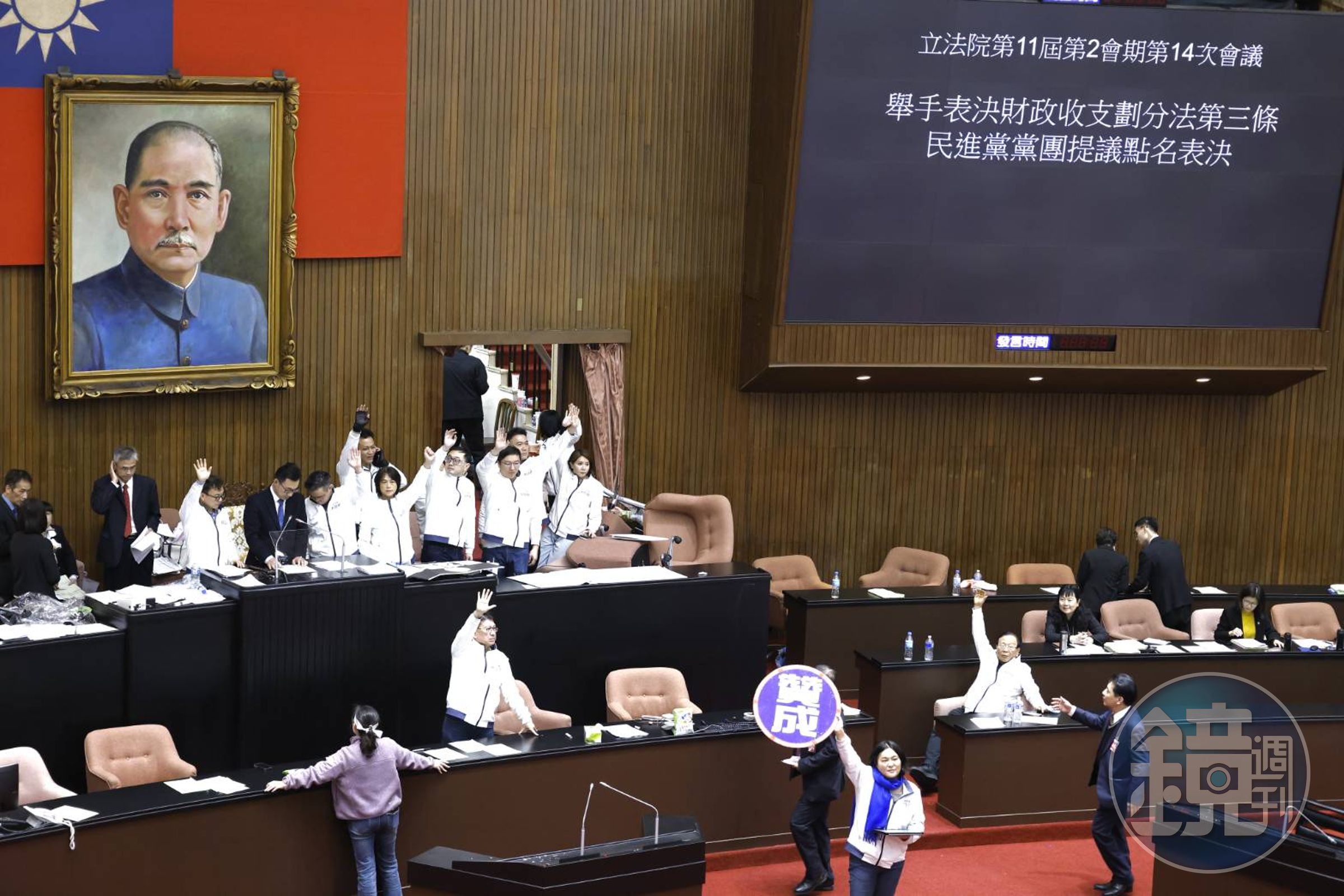國民黨團提出的《財劃法》修正案以1票之差通過表決,黃國昌諷綠營沒有全員到齊。