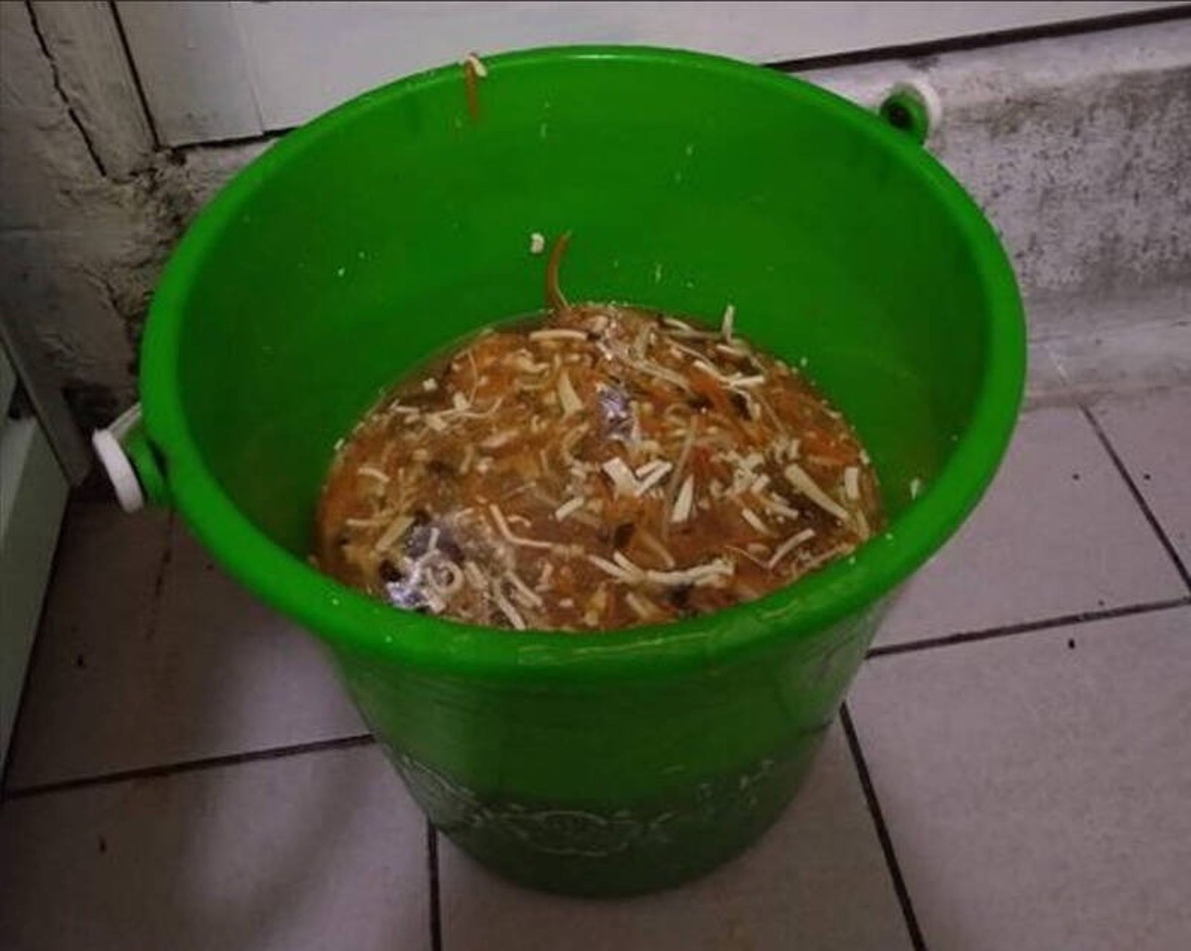 八方雲集前員工控訴,店家要她拿回收用的水桶盛裝酸辣湯。(翻攝自X)