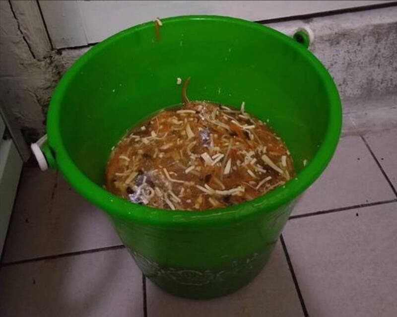 八方雲集前員工控訴，店家要她拿回收用的水桶盛裝酸辣湯。（翻攝自X）