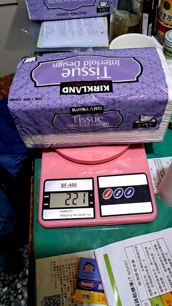 有網友親自實測，發現好市多的衛生紙重量疑似變少，新買的單包衛生紙重量比舊的（圖）少了13g。（翻攝自Costco好市多 商品經驗老實說臉書粉專）