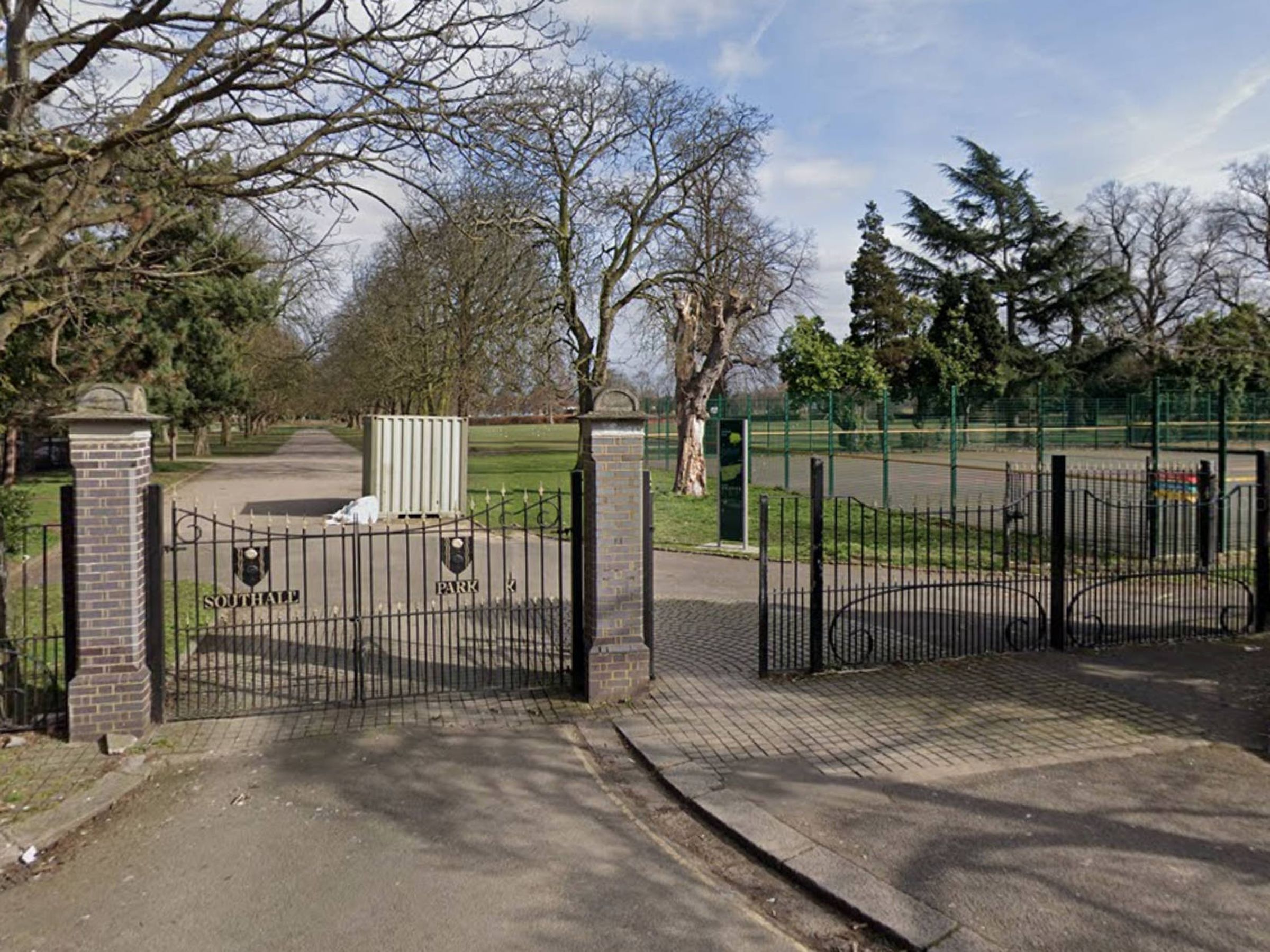 英國一名人妻醉倒在公園長椅,沒想到被路人性侵致死。(翻攝X@vpopulimedia)