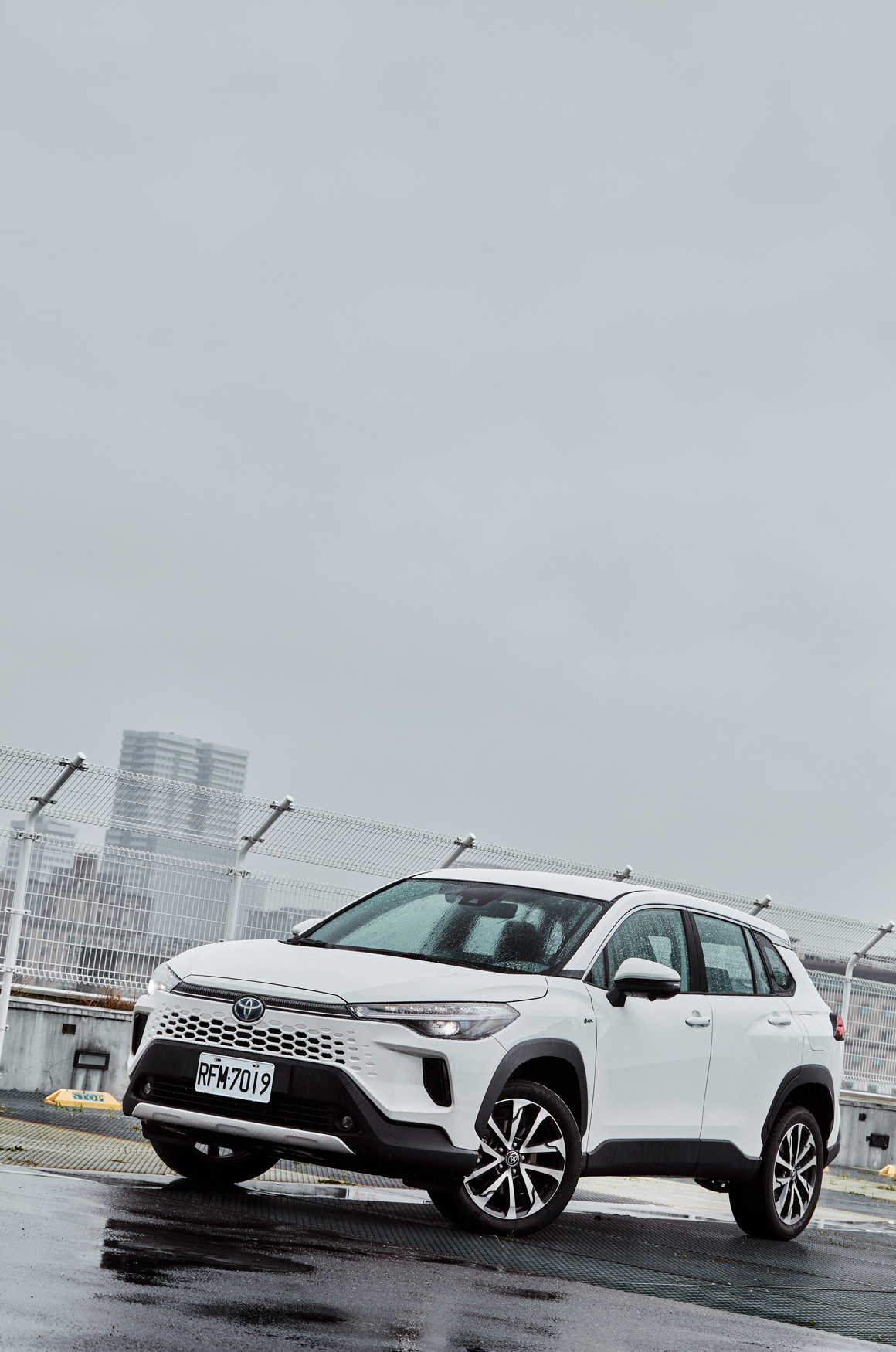 自推出以來，TOYOTA Corolla Cross憑藉其平易近人的價格和實用性，迅速成為國產休旅市場的中流砥柱。這次小改款雖然在外觀和動力系統上變動不大，但全車系標配了電子手煞車（EPB）和Auto Hold功能，更適合都市環境的使用。