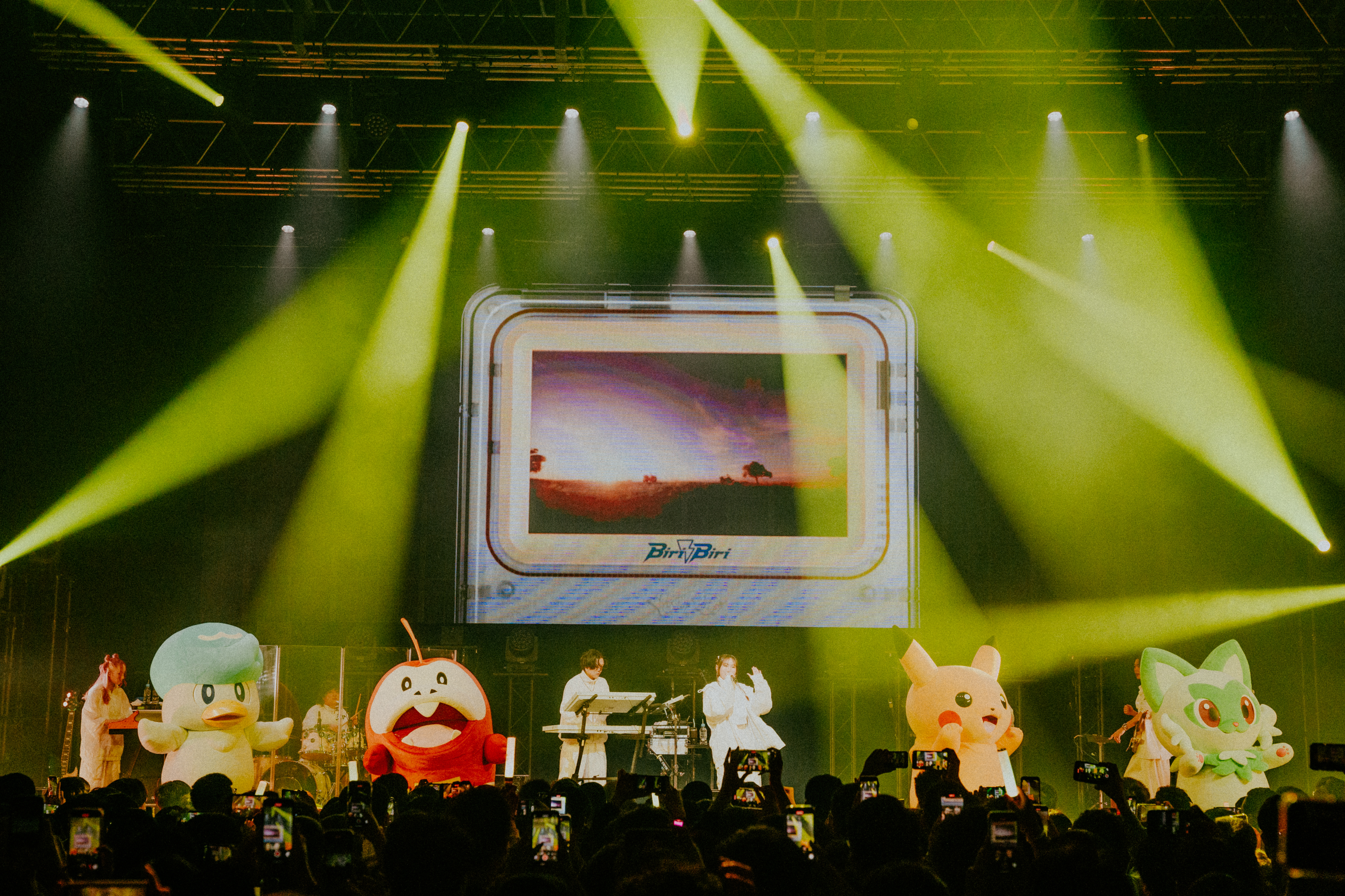 YOASOBI與寶可夢合作〈biri biri〉，還請來寶可夢玩偶「站台」。（Photo by Kato Shumpei）