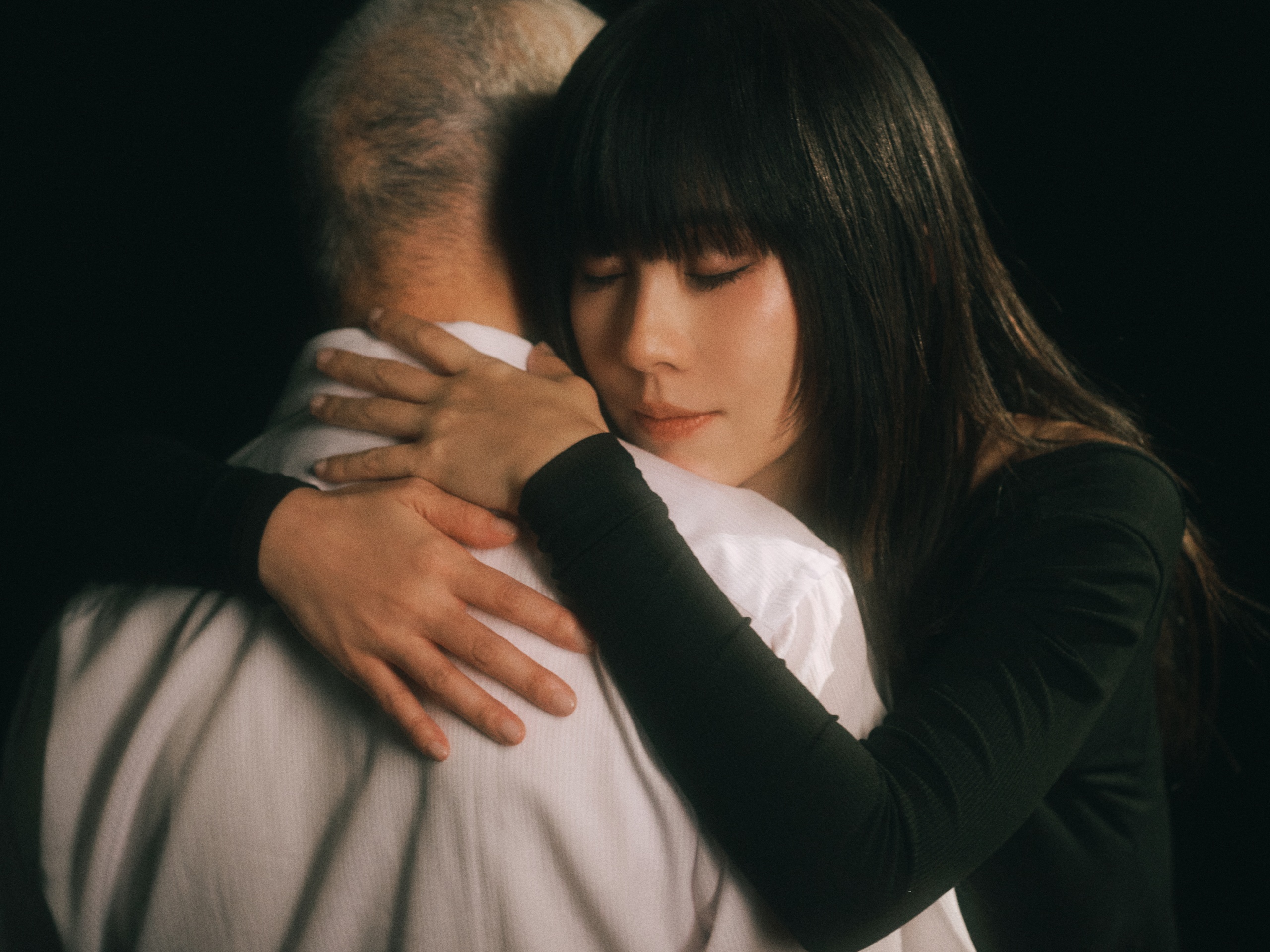 白安隔空擁抱已故父親, 坦言從未這樣抱過他。(相信音樂提供)