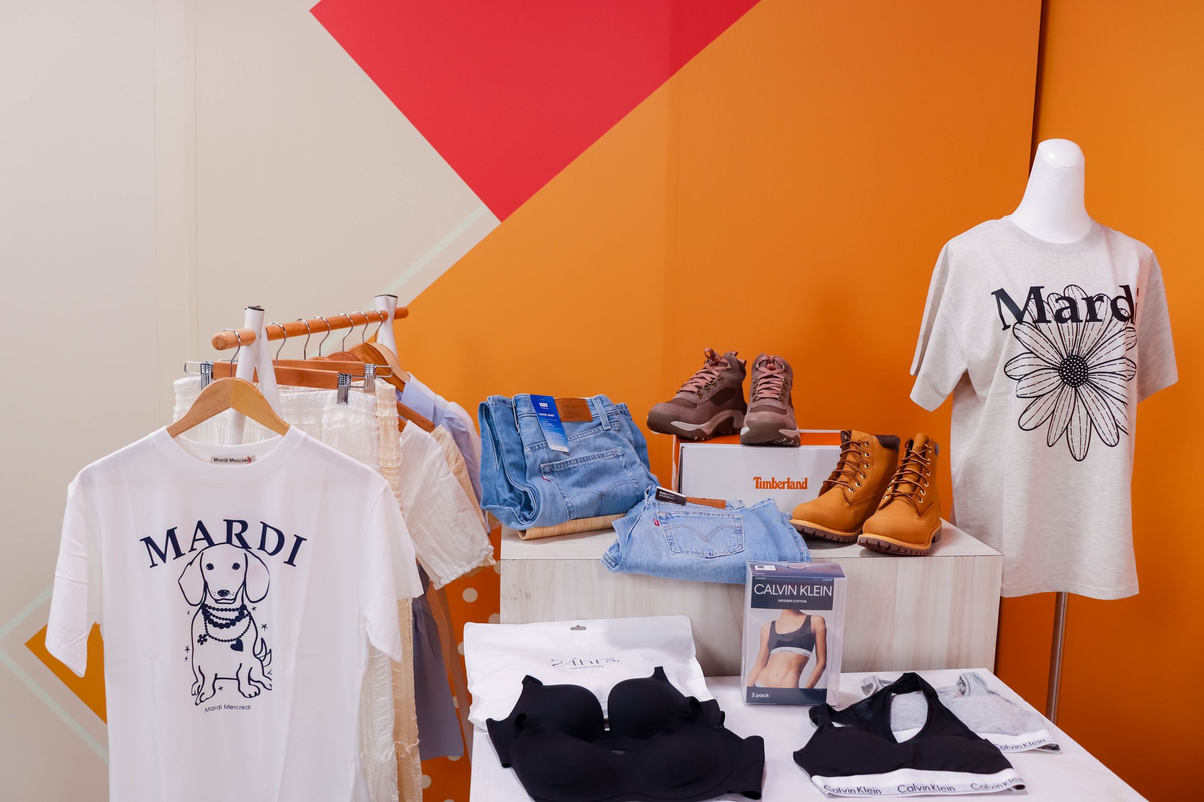 韓國爆紅的金高銀同款 Mardi Mercredi 小雛菊系列,以簡約刺繡設計成為春日穿搭焦點,也成為本次蝦皮購物於38女王節檔期關注單品之一。