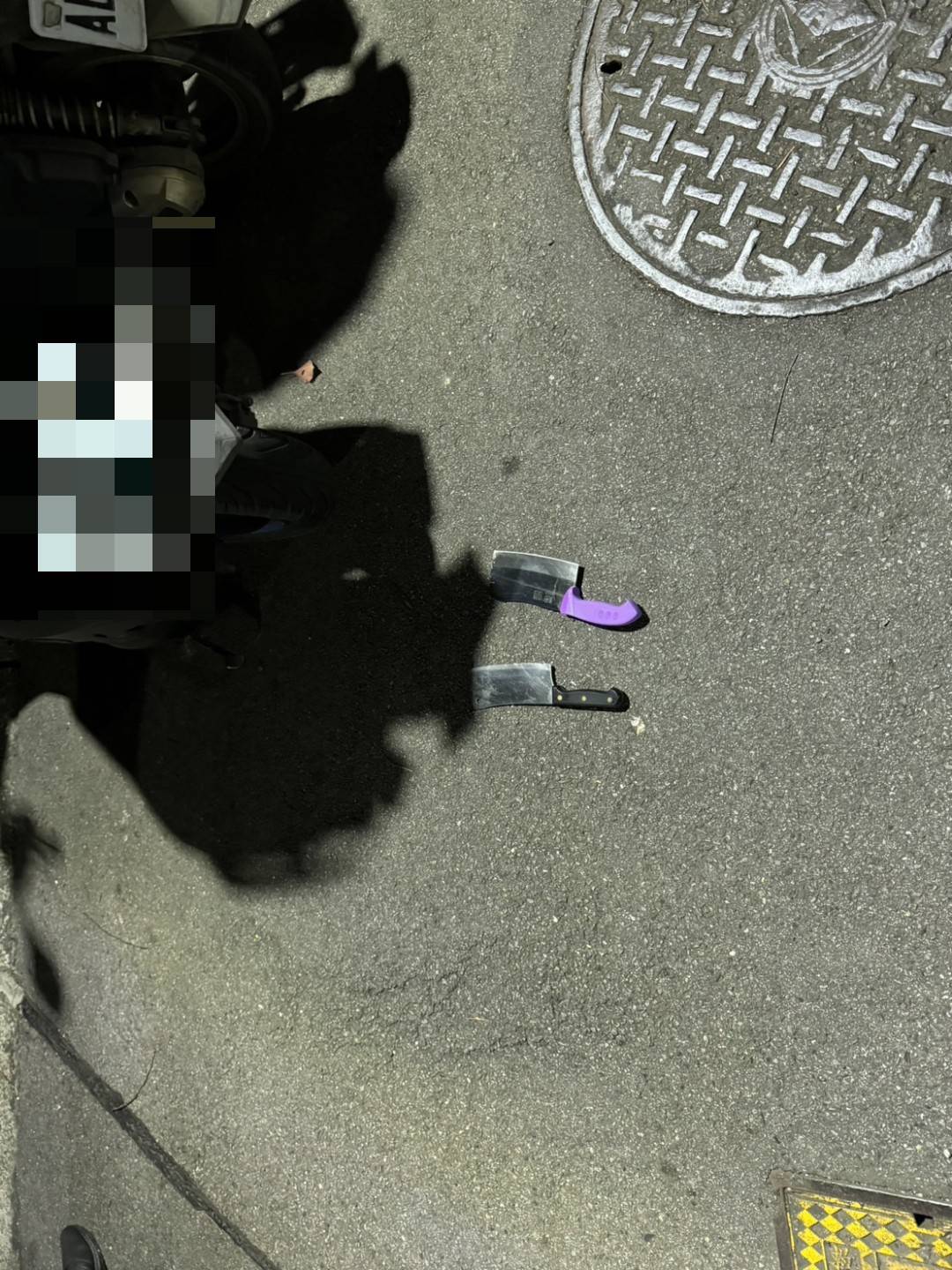 酒醉林男不滿被斥，返家拿2把菜刀揮舞，後被拍落在地。（翻攝畫面）