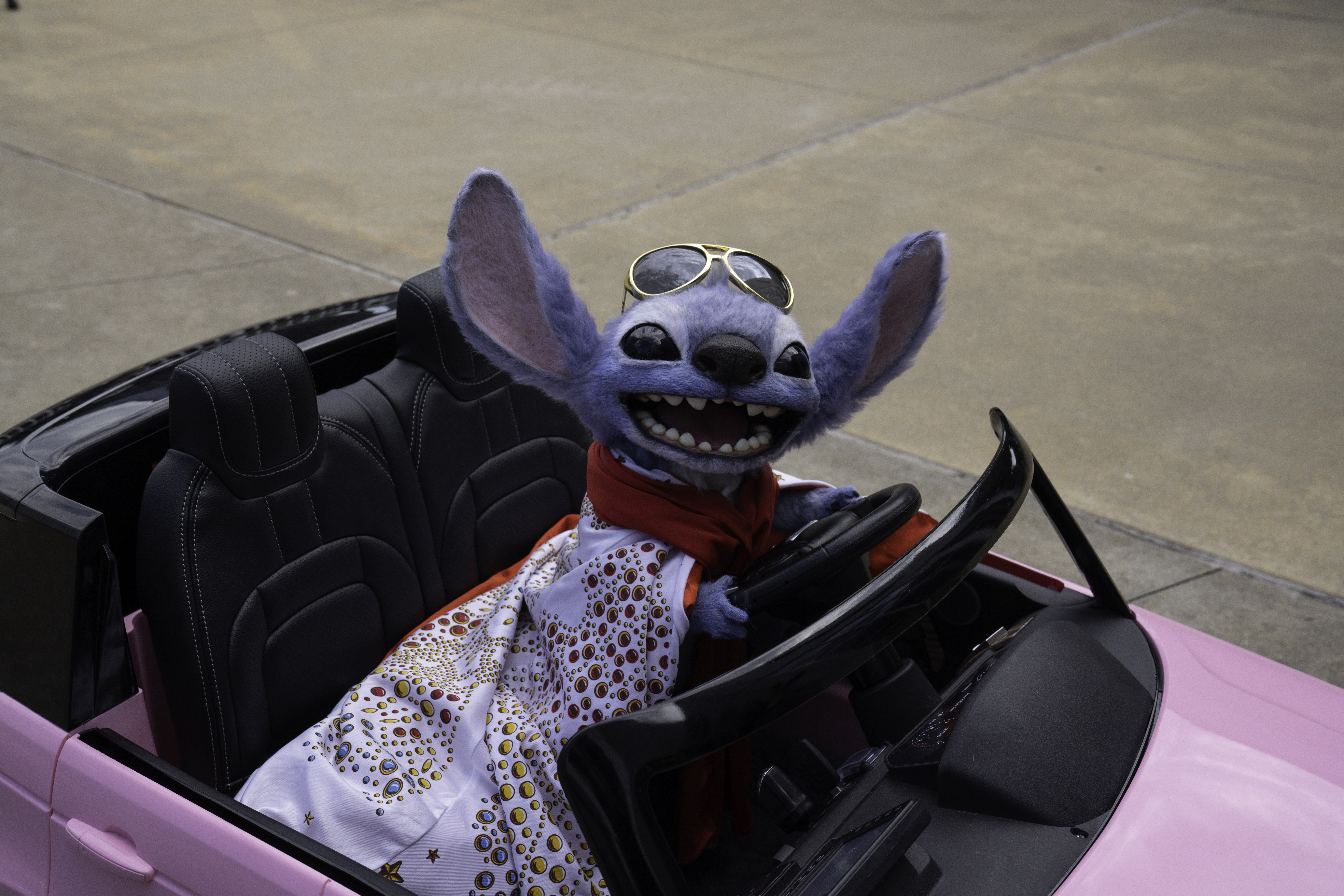 《星際寶貝：史迪奇》在各種行銷活動上，都讓宇宙搗蛋王史迪奇到處闖禍，像是牠開車去貓王的故居優雅園參觀。（迪士尼提供）
