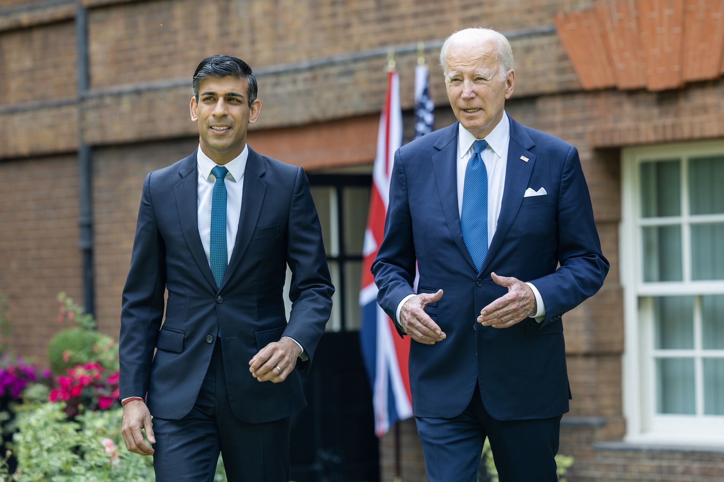 以巴開戰後,美國總統拜登(右)與英國首相蘇納克(左)前後腳訪問以色列。(翻攝自Rishi Sunak臉書)
