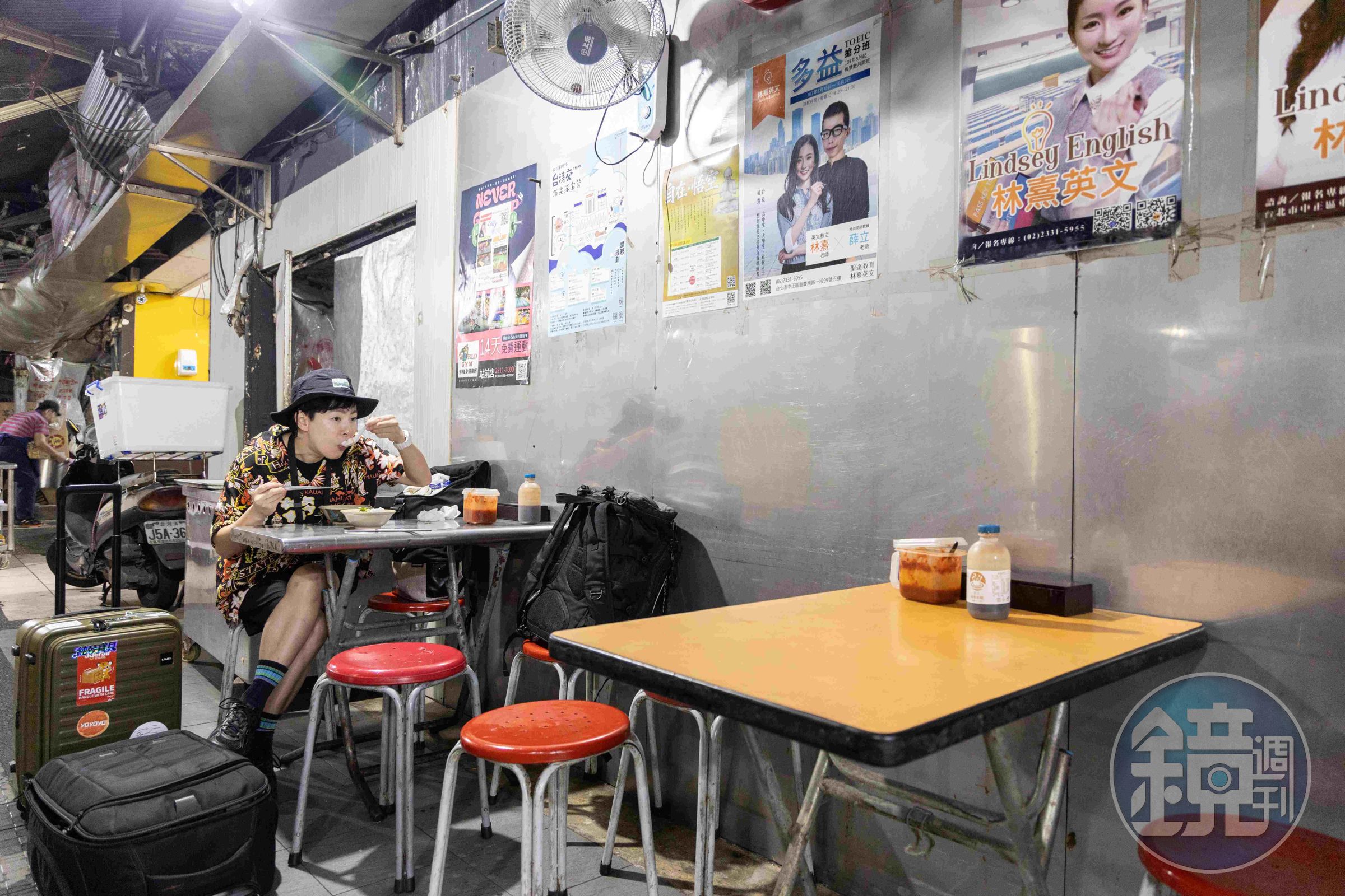 穿過店頭往裡走,有擺兩張桌子,但轉個彎還藏著一個用餐空間。