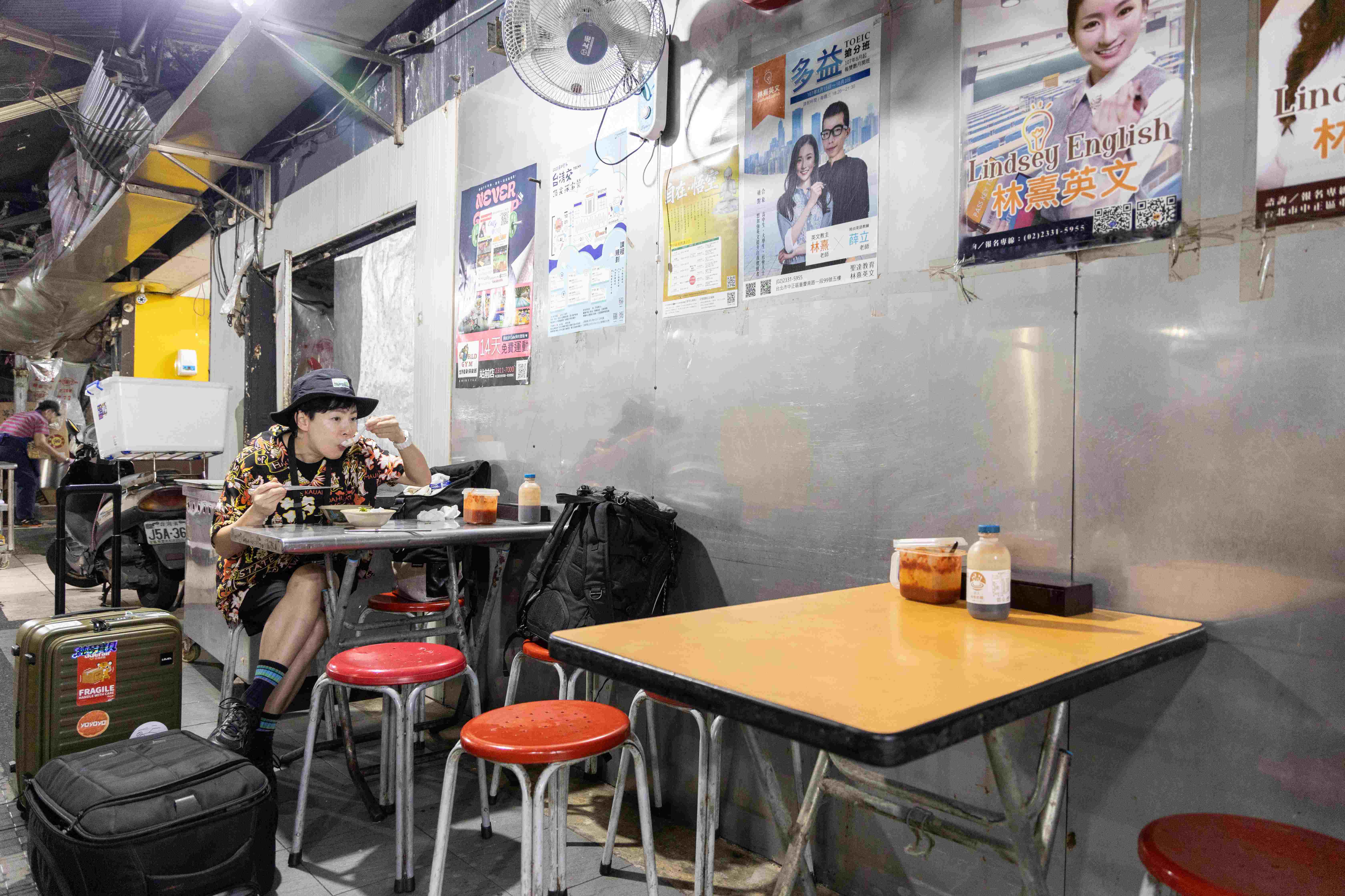 穿過店頭往裡走，有擺兩張桌子，但轉個彎還藏著一個用餐空間。