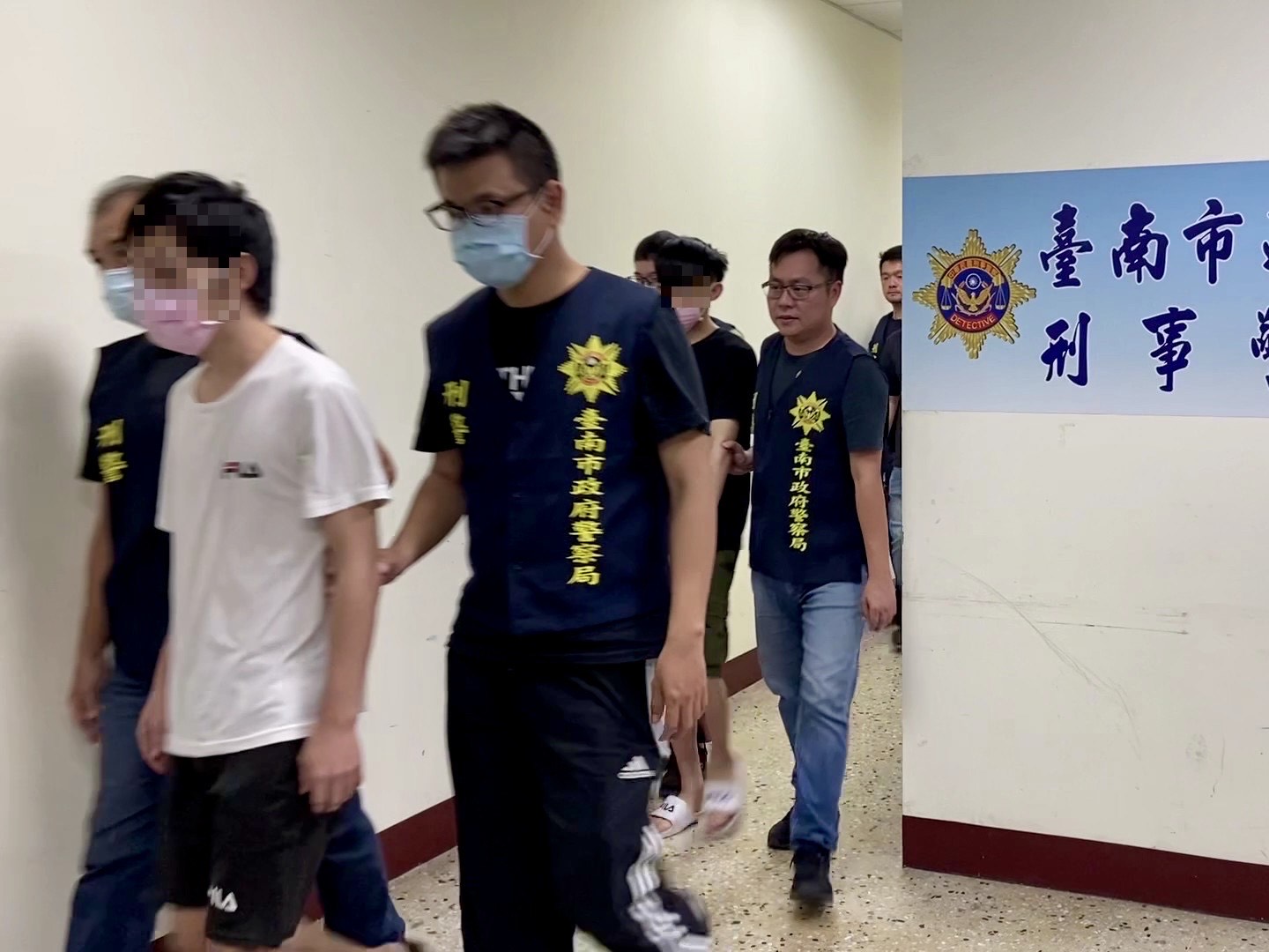 台南市刑大偵4隊查獲網路選舉賭盤，陸續逮捕23歲李姓主嫌等6人到案。（翻攝畫面）