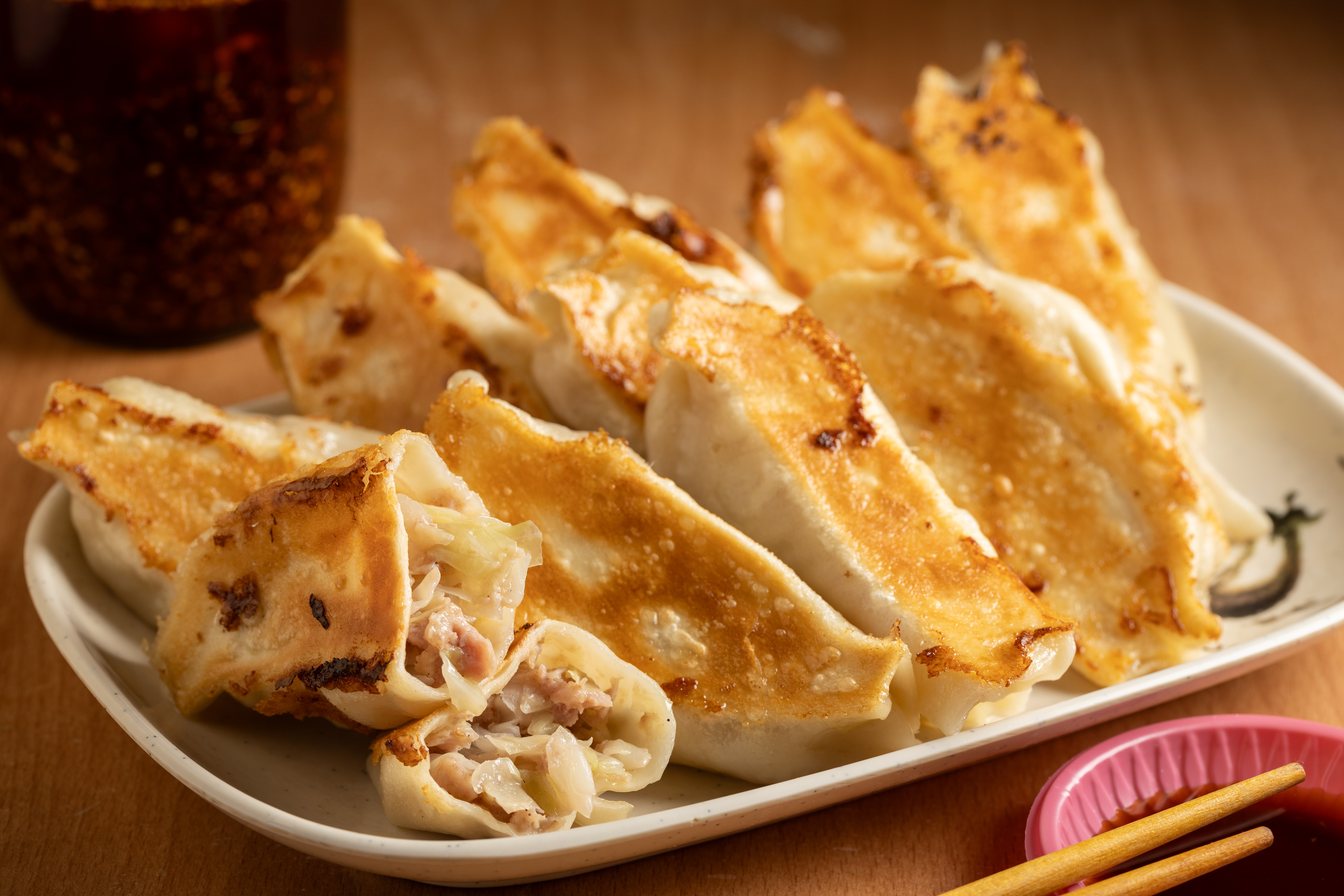 「深坑黑豬肉鍋貼水餃」不只用在地產的溫體黑毛豬做餃子內餡，還包得比別人大顆，吃起來很有飽足感。