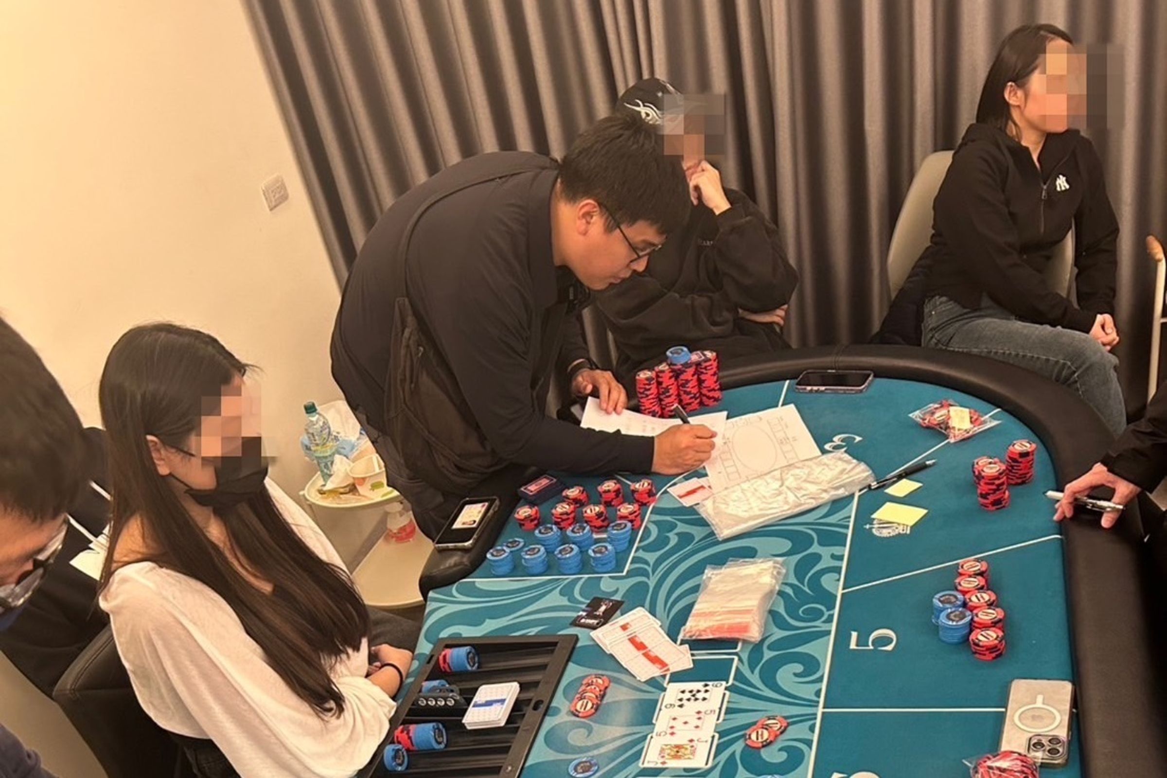 警方在承德路一處豪宅查獲職業德州撲克賭場。（翻攝畫面）